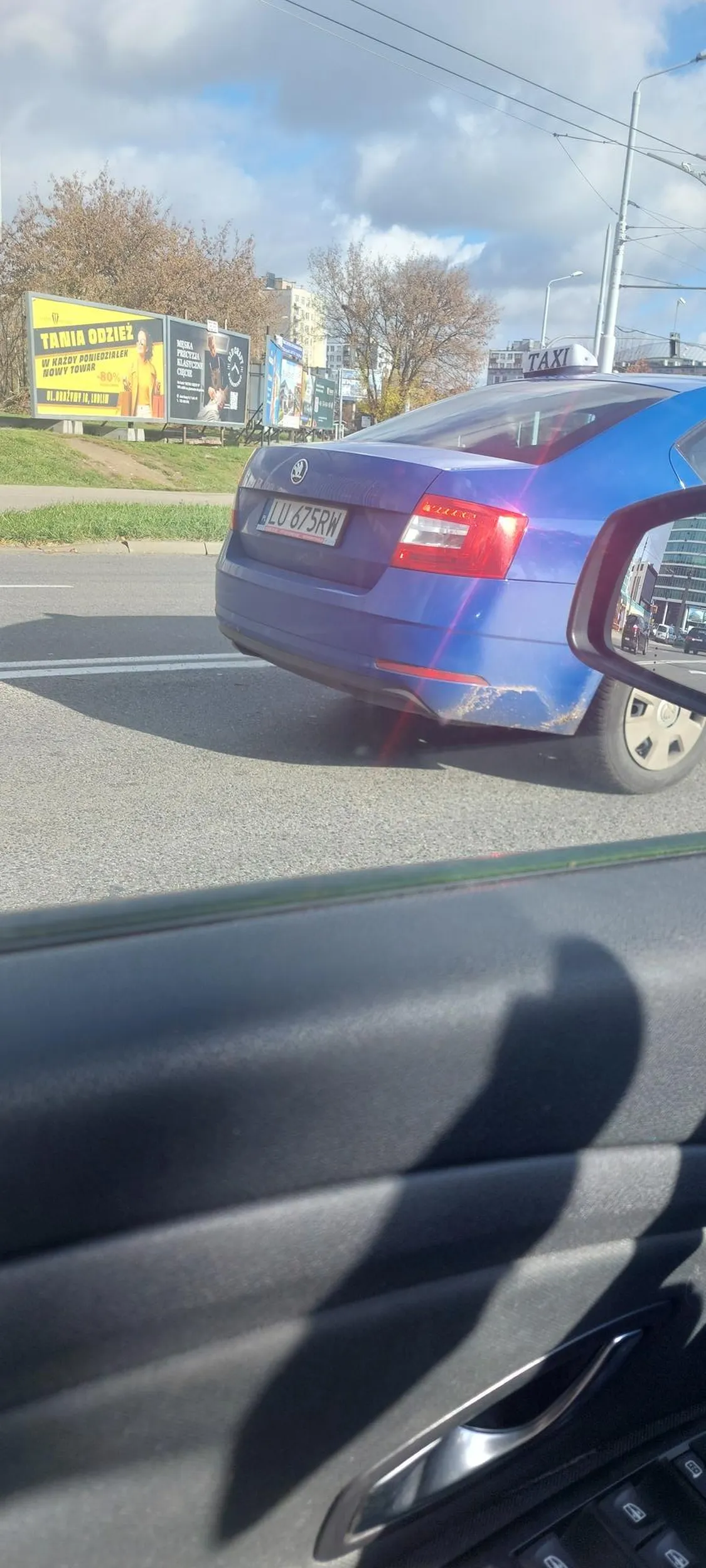 Naucz się czym są pasy ruchu i kierunkowskazy. Taksówkarz wygrał prawo jazdy w chipsach. Serdecznie nie pozdrawiam