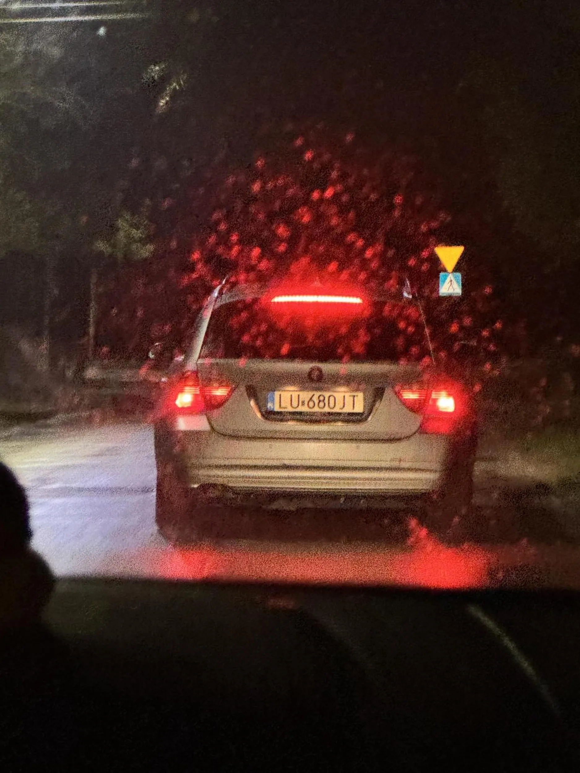 Kierowca BMW jedzie 30 km/h, zahamował gwałtownie przed maską a potem wysiadł jakiś rudy karzeł i zaczął nas obrażać.