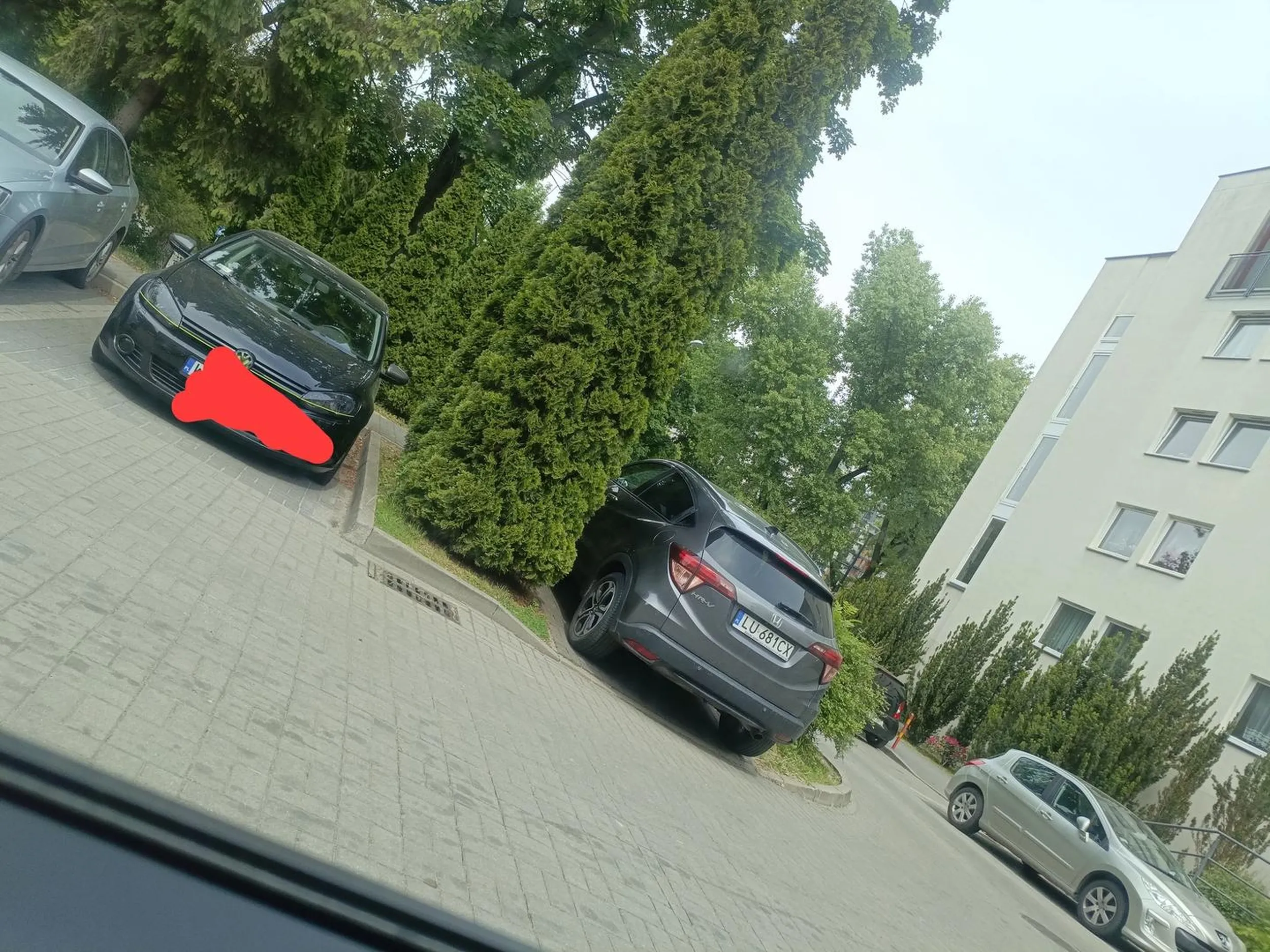 To nie miejsce parkingowe tylko wejście na chodnik