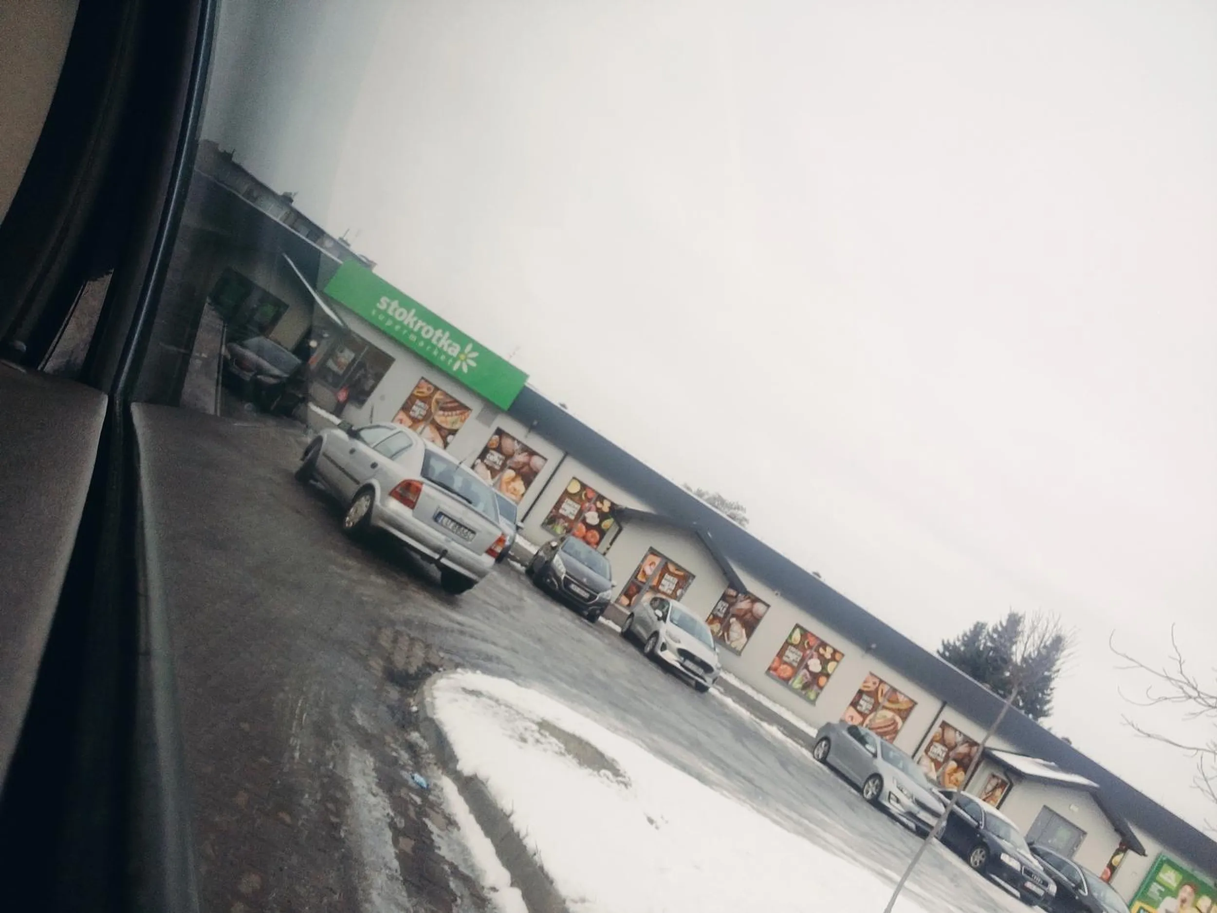 Brak słów. Panicz stanął na środku parkingu blokując wyjazd