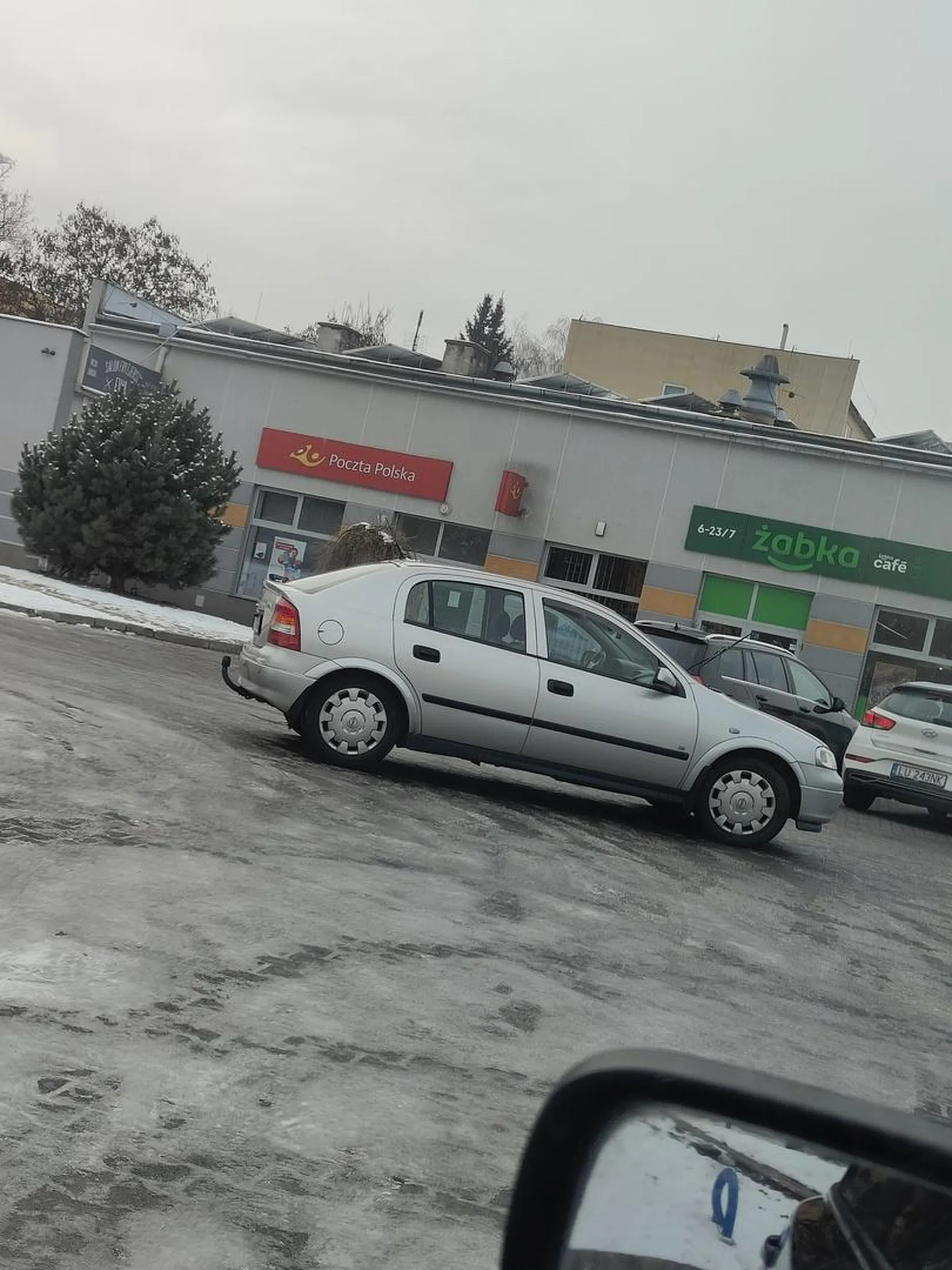 Brak słów. Panicz stanął na środku parkingu blokując wyjazd