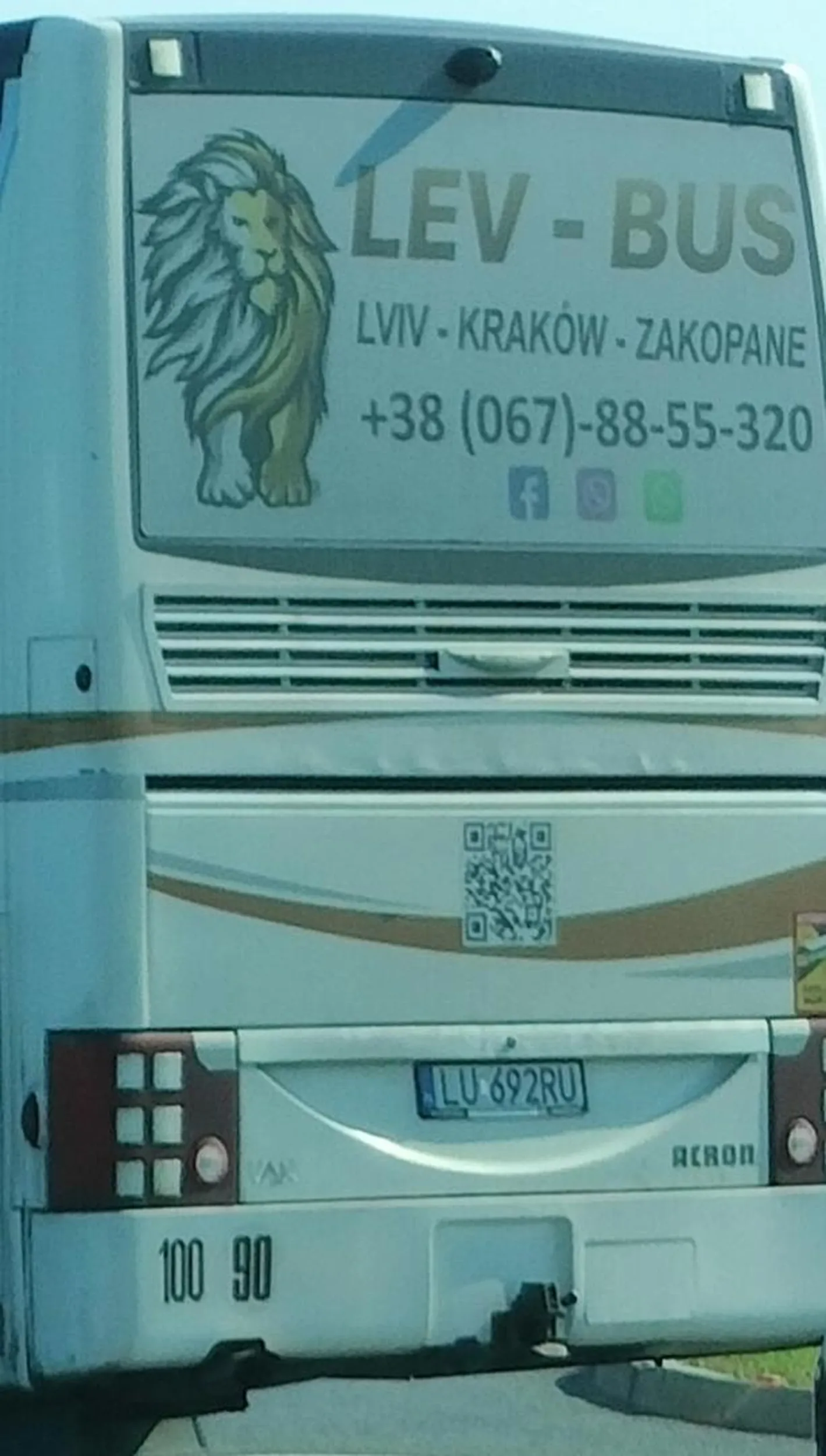 Kolejny szaleniec za kółkiem autokaru. Wyprzedza z niedozwoloną olbrzymią prędkością osobówki na s19 i obok lotniska w Jasionce. Jeżeli ten kierowca nie jechał na dragach to znaczy że jest dobrze jebni.ty... Tyle w temacie