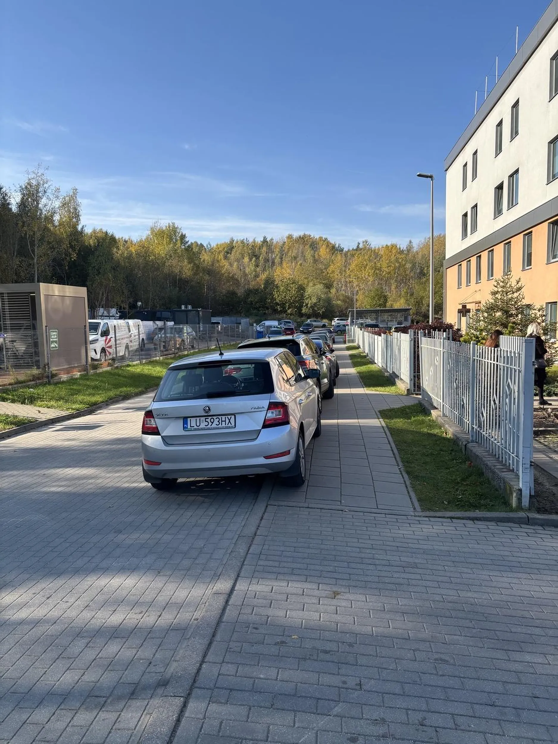 Tepa baba zaparkowała bezpośrednio przy wyjeździe z Przychodni wjeżdżając prawie na pieszego. Po zwróceniu uwagi, że ogranicza widoczność przy wyjeździe i utrudnia poruszanie się ludziom na wózkach, o kulach (a takich sporo przy Przychodni) stwierdziła, że ja nie jestem osobą kompetentna, żeby jej zwracać uwagę. Użyj następnym razem mózgu pustaku!