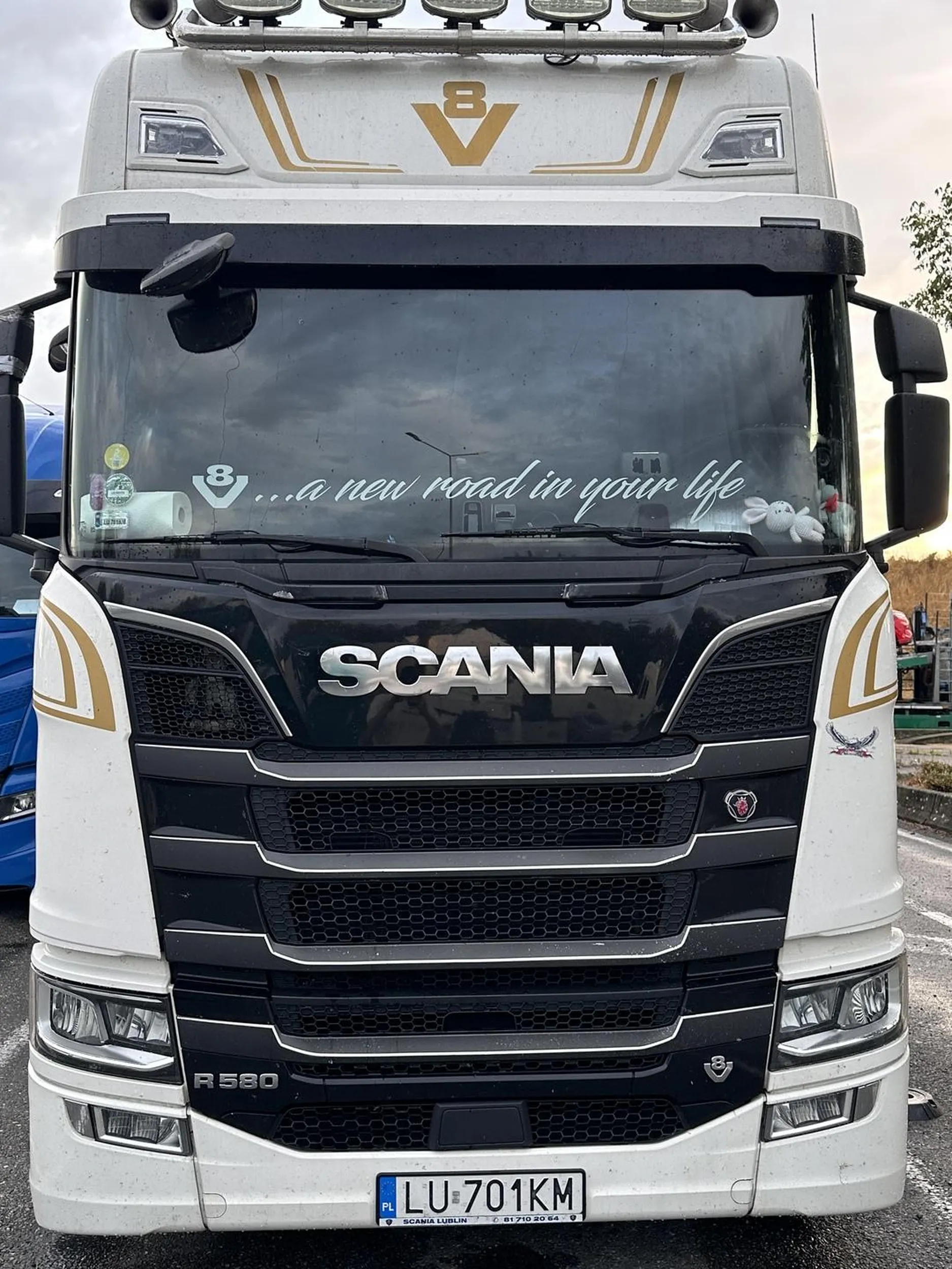 Dobry, kulturalny kierowca wie jak się zachować na drodze, jak go wyprzedzałem to zwolnił o dwa oczka (kierowcy dużych będą wiedzieć o co chodzi?) , a na parkingu we Francji asekurował podczas cofania w rajkę na prawe lusterko