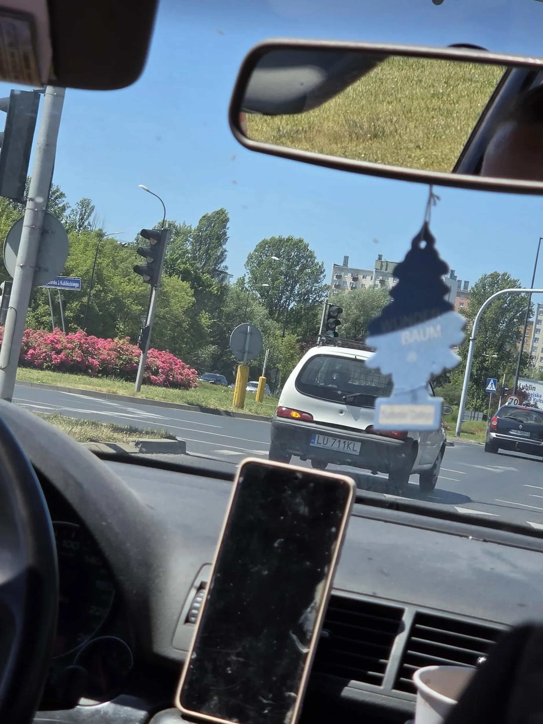 Dziadzio staną w środku ulicy i wysiadł zrywać czhrzan