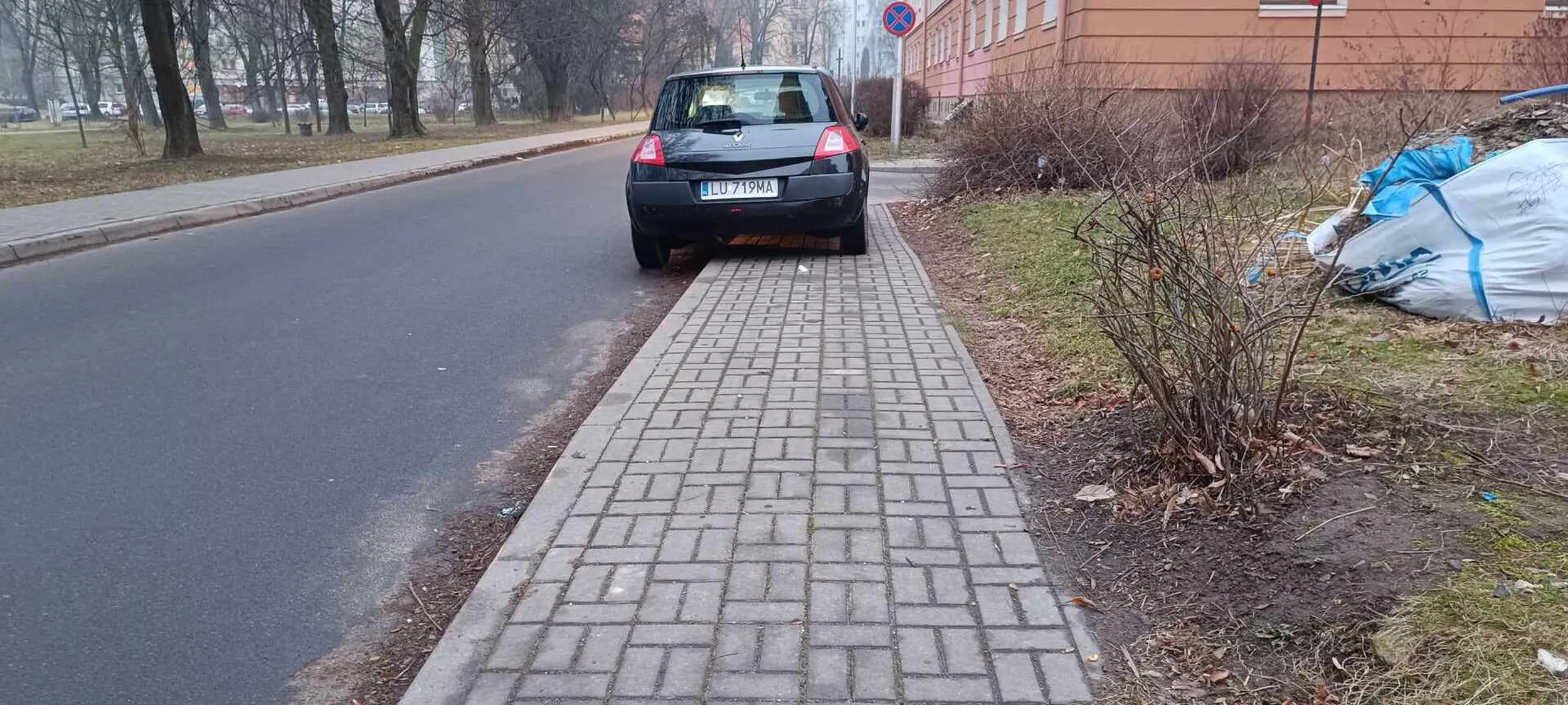 Parkowanie na chodniku, nie zostawiając 1,5 metra.