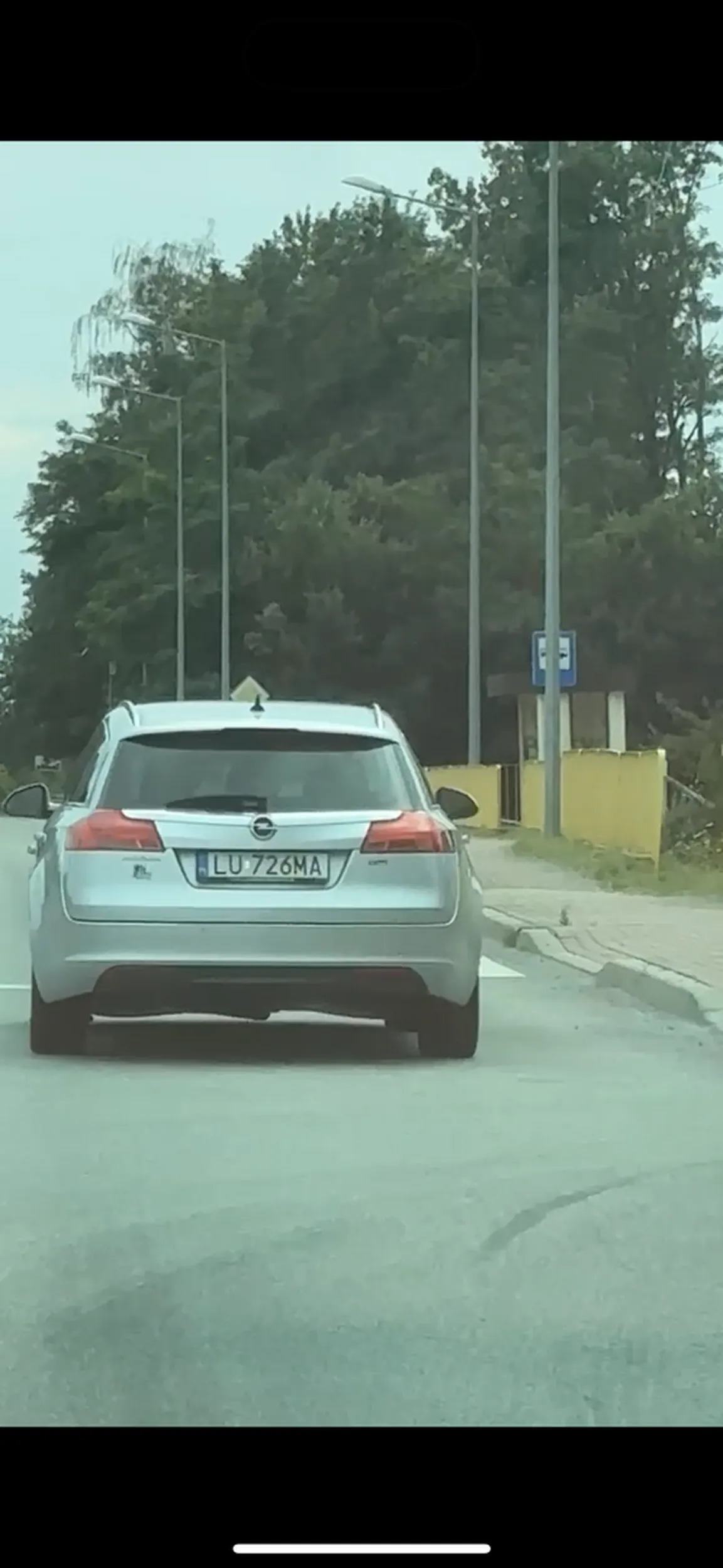 Uważajcie na idiote który najwidoczniej wygrał prawko w chipsach wyprzeda na podwójnej ciągłej na łuku przed rondem trąbi i pokazuje środkowe palce pojazdowi jadącemu z naprzeciwka