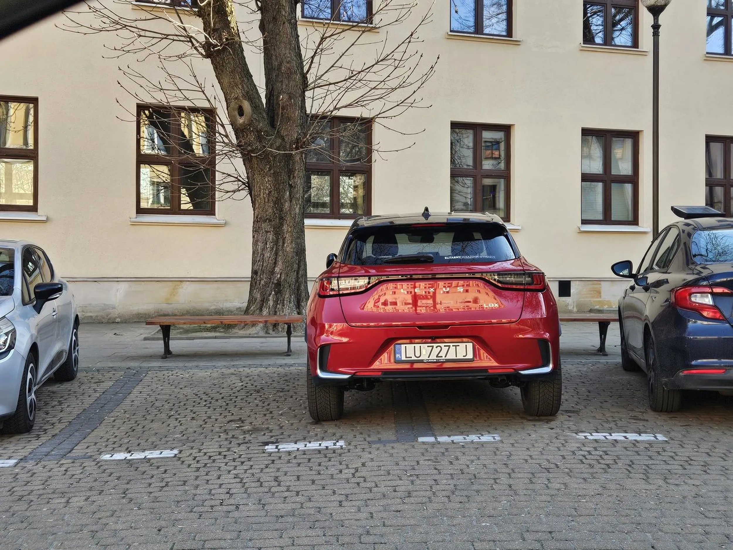 Naucz się parkować człowieku a nie zajmujesz dwa miejsca parkingowe w samym centrum miasta!!!