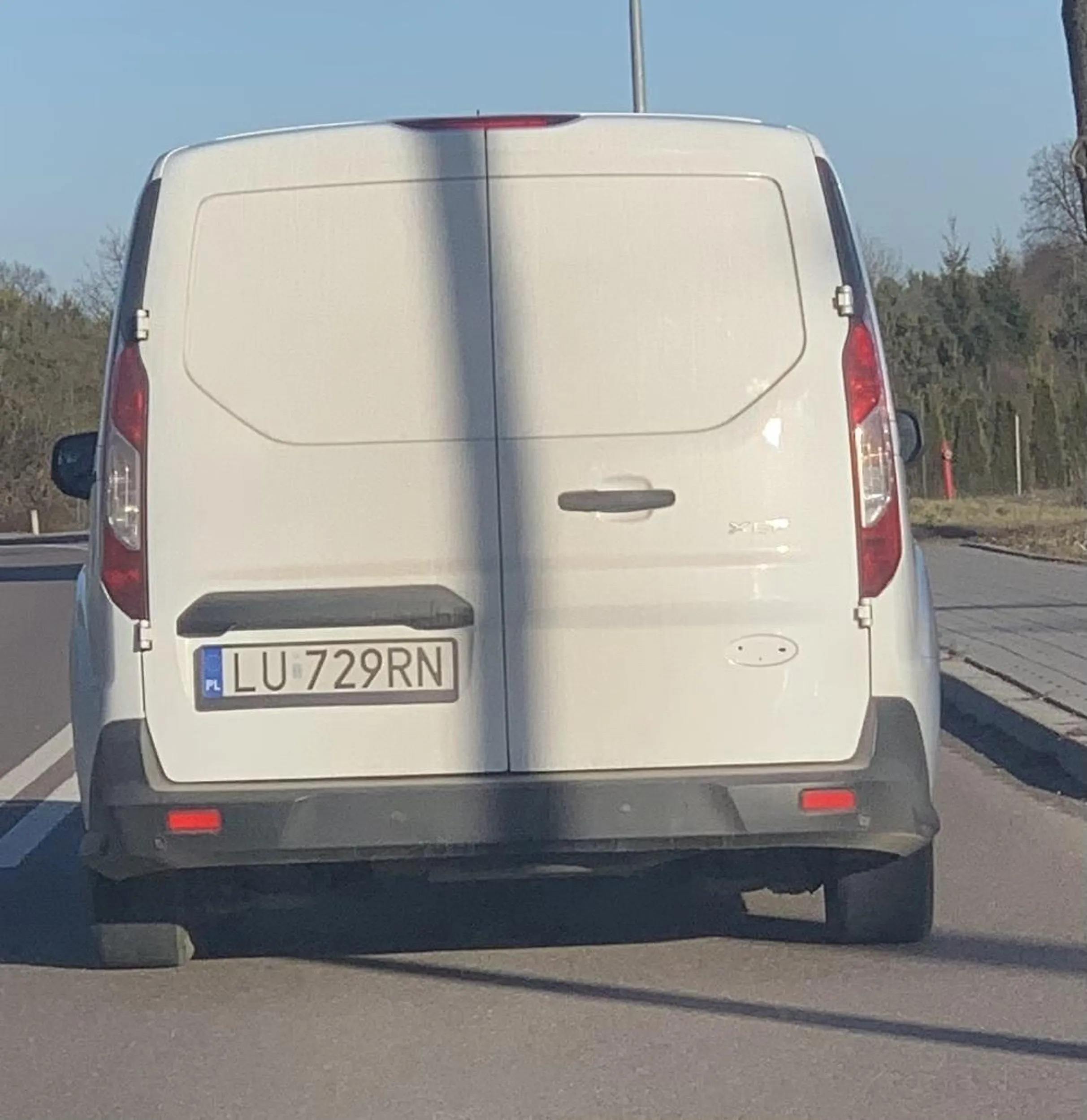 Najpierw wyprzedza, a potem ledwo co się wlecze. Jechałem przed nim, a tuż przede mną jechał rowerzysta. Z naprzeciwka również jechały pojazdy, wiec logiczne że musiałem zwolnić. Potem tuż po wyprzedzeniu rowerzysty, kierowca tego białego auta (spieszył się?) wyprzedził za jednym zamachem mnie i rowerzystę. Potem wlókł się tuż przede mną (bo ciężko nazwać to jazdą), niecałe 50 km/h na drodze przy ograniczeniu do 70. Po co wyprzedzasz skoro potem nie chcesz/boisz się przyspieszyć? Próbujesz robić komuś na złość czy jak? Po co celowo kogoś spowalniasz? A przy próbie wyprzedzenia Cię celowo przyspieszasz? Burak ;)