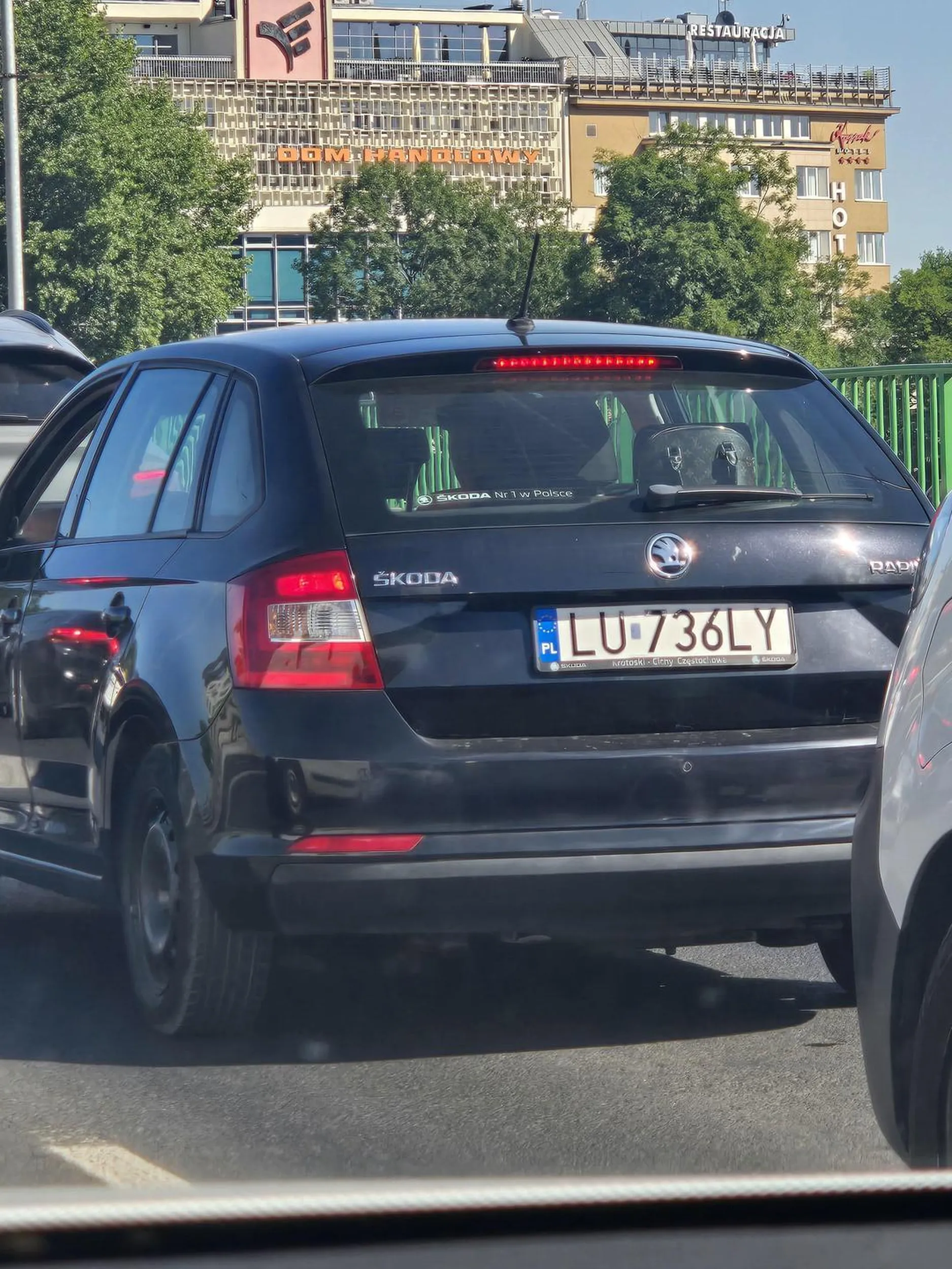 Ciapaty wyjeżdża nagle z korka bez migacza prawie doprowadzajac do wypadk, gdyby nie moje chamulce brzytwy rozwalił by mi cale auto. OSIOŁ