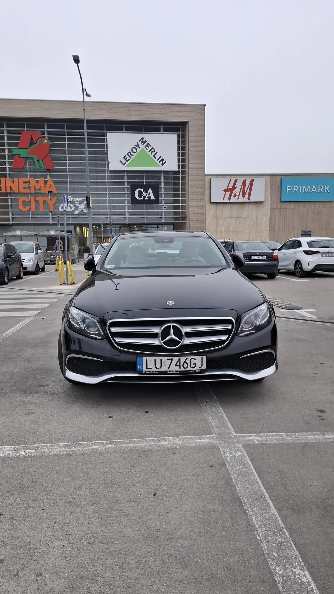 Kierowco z mercedesa, to że masz taki samochód nie usprawiedliwia cię z umiejętności parkowania