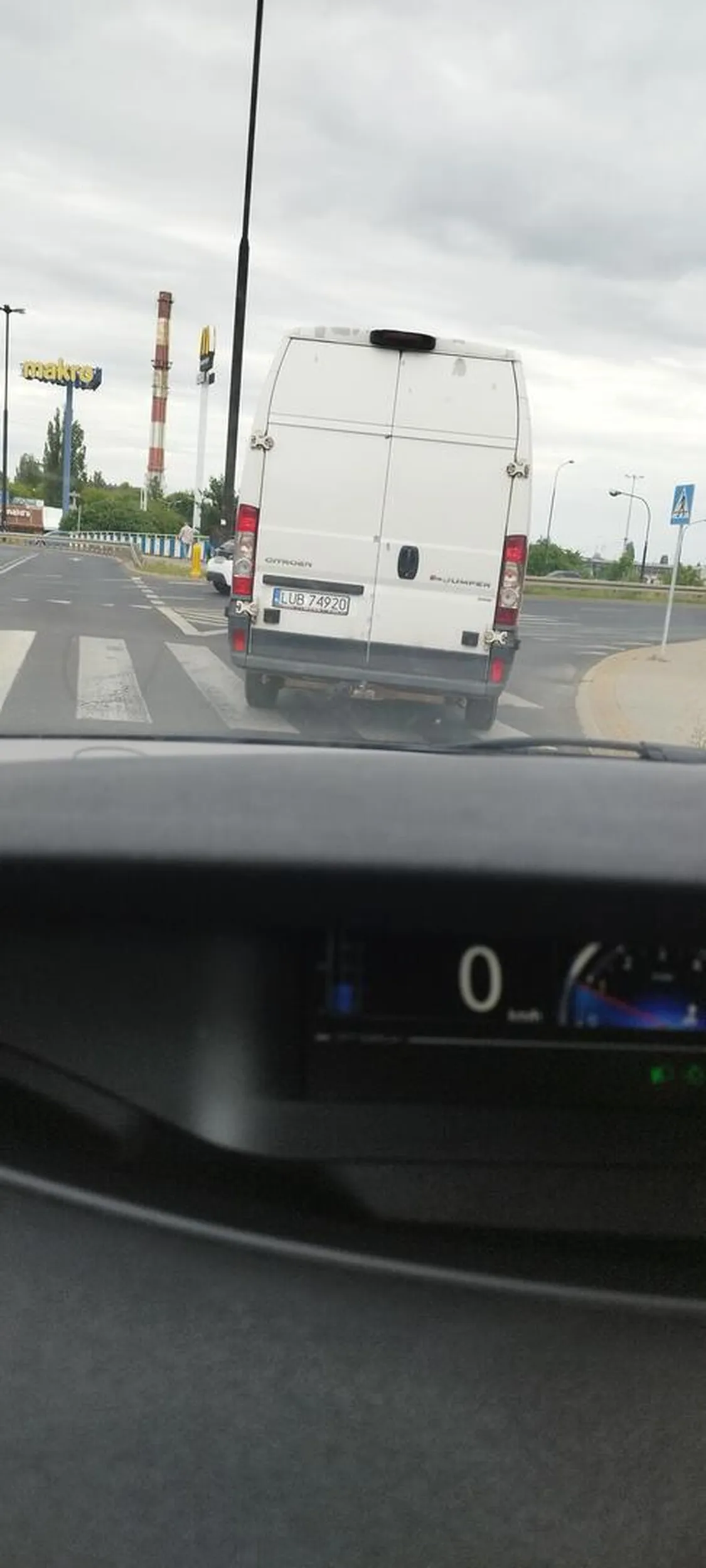 Osobo kierująca tym busem jechałem za tobą przez pół Lublina i ani razu nie włączyłeś kierunkowskazu , oddaj prawko albo naucz się że takie coś jest