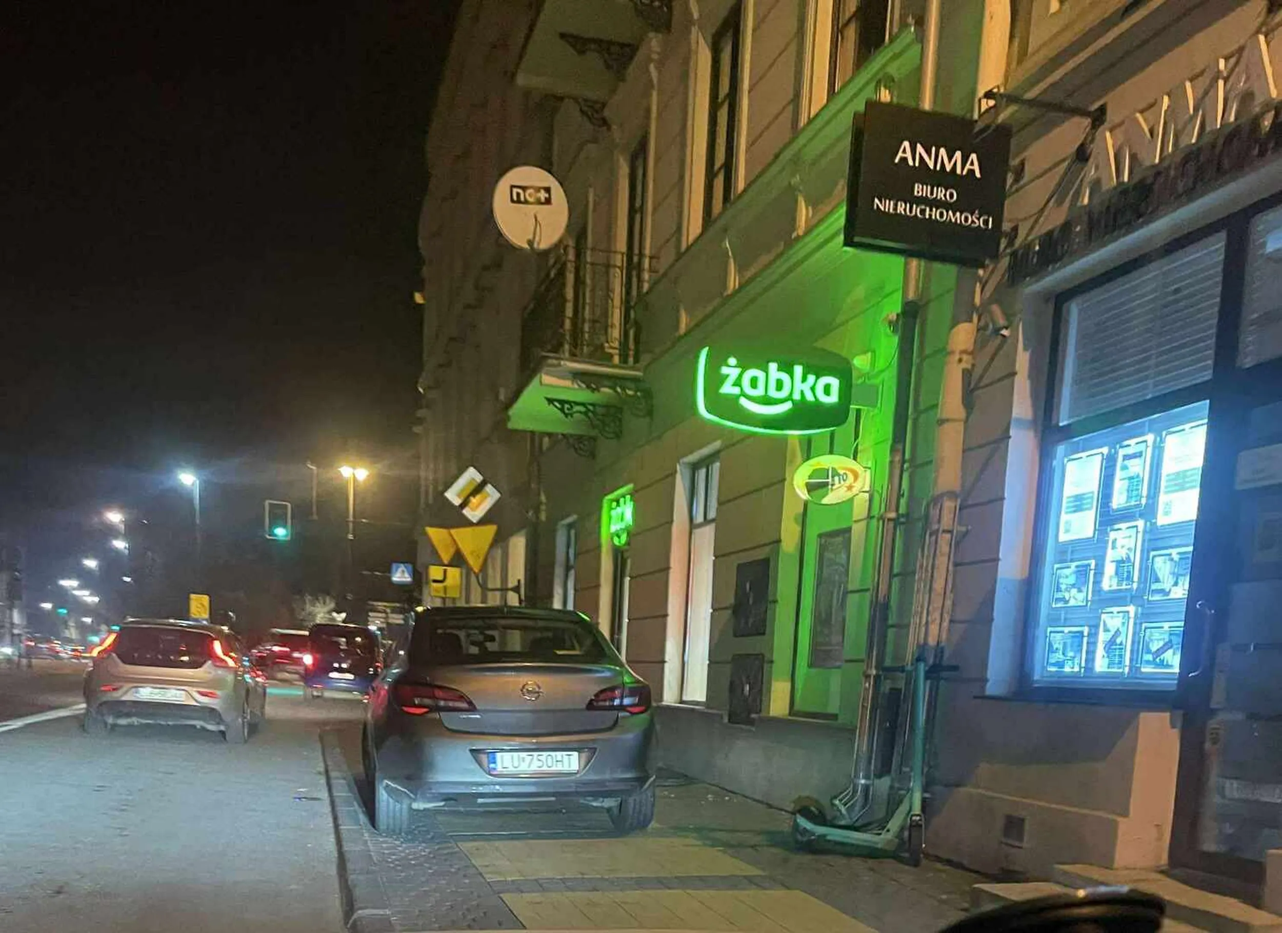 jeździ wzdłuż chodnika