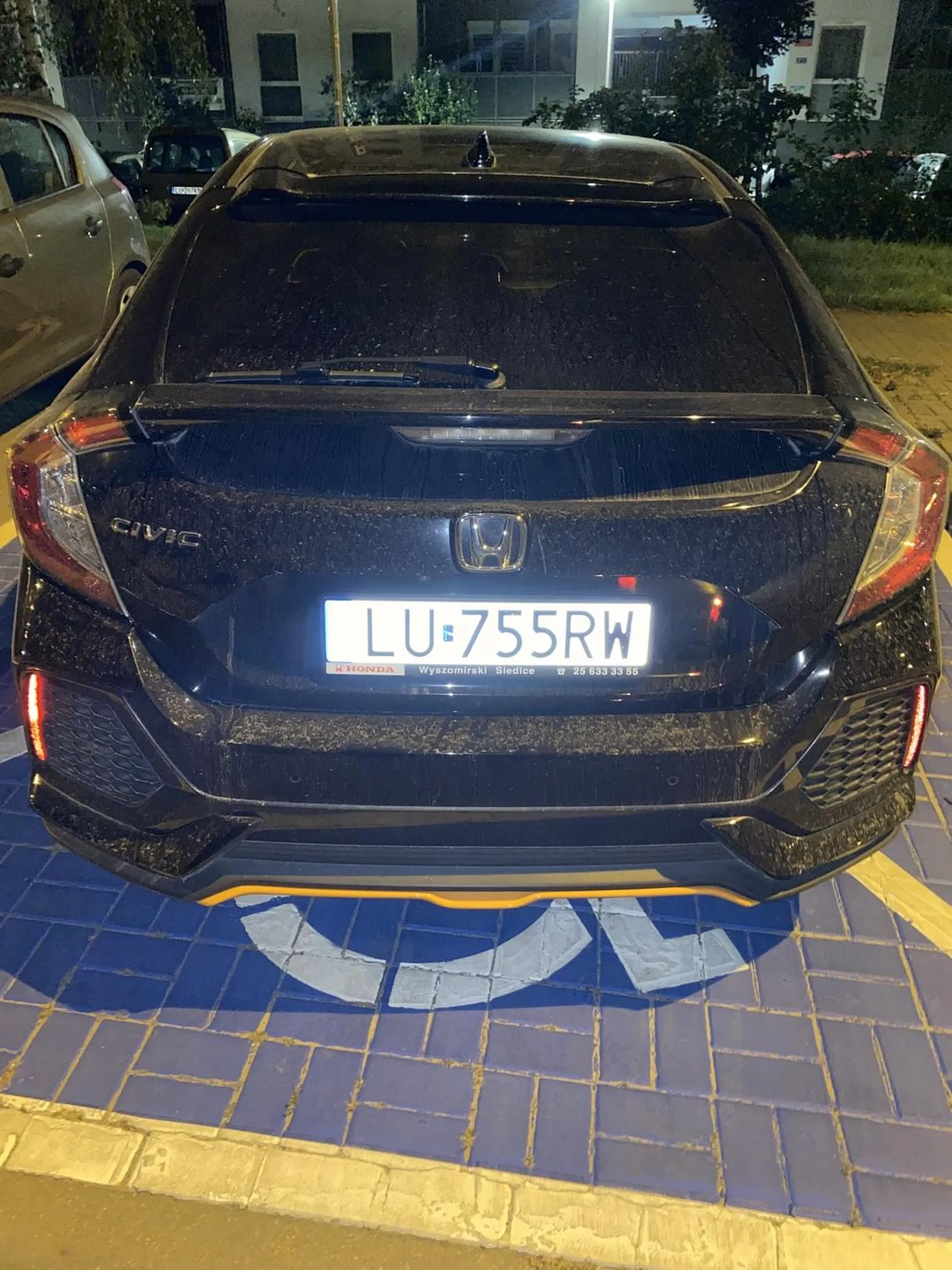 Naucz się jeździć a po drugie to parkować (wyjechała na czołówkę z autem przede mną a później ze mną)