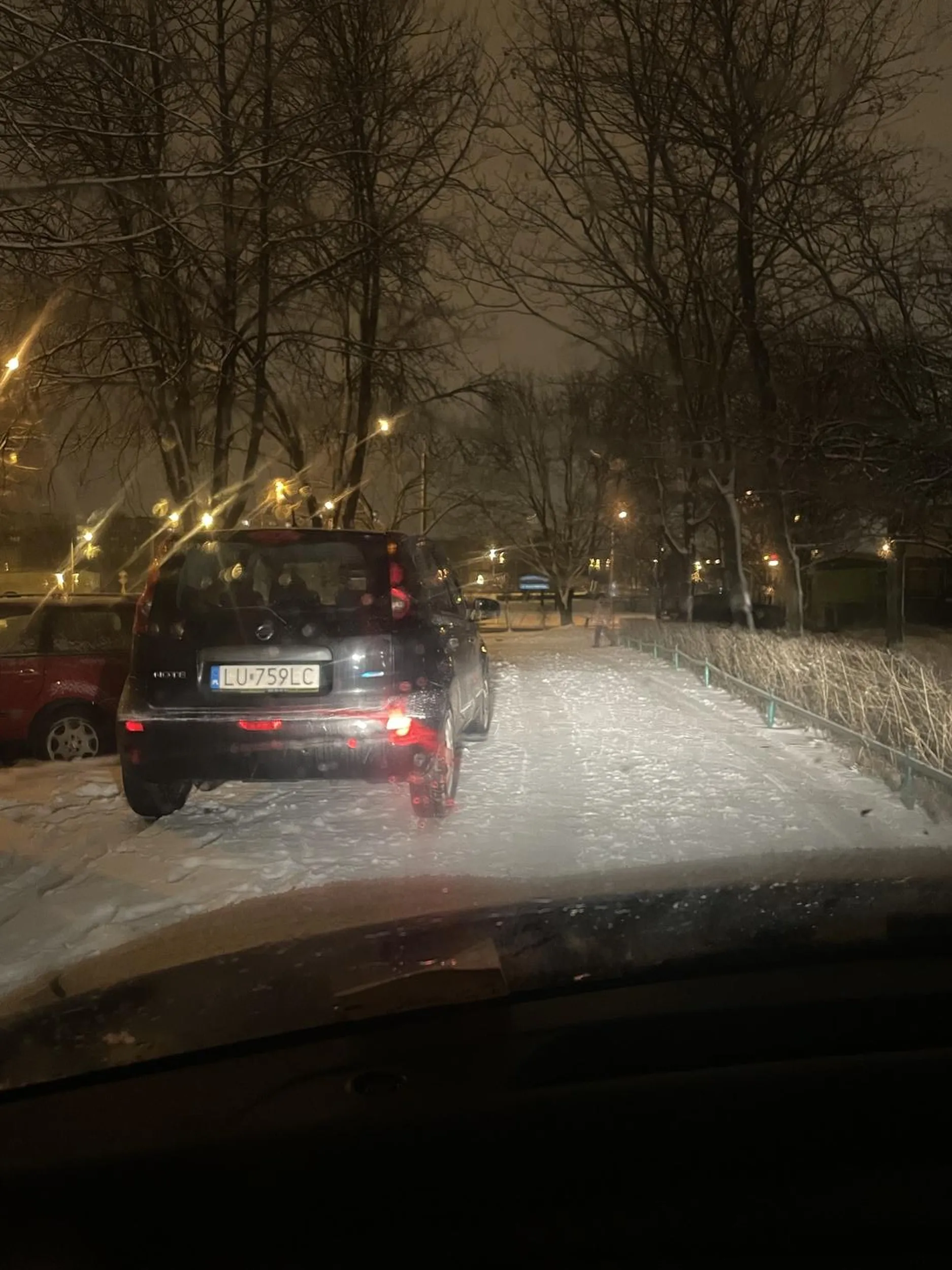 Naucz się parkować!!! Następnym razem Ci ktoś lusterko urwie, jak nie będzie miał tyle czasu co ja na cofanie w śniegu po kostki:)