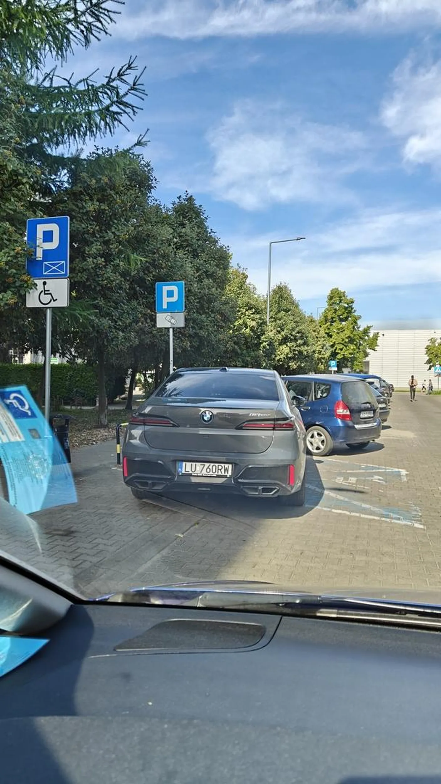 Jeśli kierowca ma kartę parkingową dla osoby niepełnosprawnej, to PROSZĘ z niej korzystać. (nie widziałem jej w widocznym miejscu). Teraz nie wiem czy niepełnosprawność kierowcy jest wynikiem niedoj.ania mózgowego, czy faktycznie coś mu dolega. ps. czekałem przy samochodzie 20 minut, aby się przekonać, niestety kierowca się nie pojawił.
