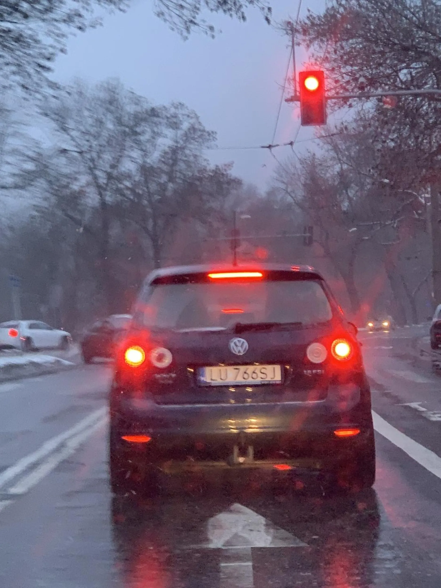 Do Pani w okularach, która prawie doprowadziła dziś w Lublinie do kolizji. Jak wyjeżdżasz z parkingu przy Zygmuntowskich na szosę to: 1)użyj kierunkowskazu, 2)ustąp pierwszeństwa pojazdom jadącym szosą a nie pchasz się na chama jak święta krowa 3)ROZEJRZYJ SIĘ!!! Nawet nie raczyłaś obrócić głowy. Nie dość że wymuszasz pierwszeństwo to jeszcze ledwo co jedziesz, wleczesz się. Jak nie potrafisz jeździć to piechota albo MPK.