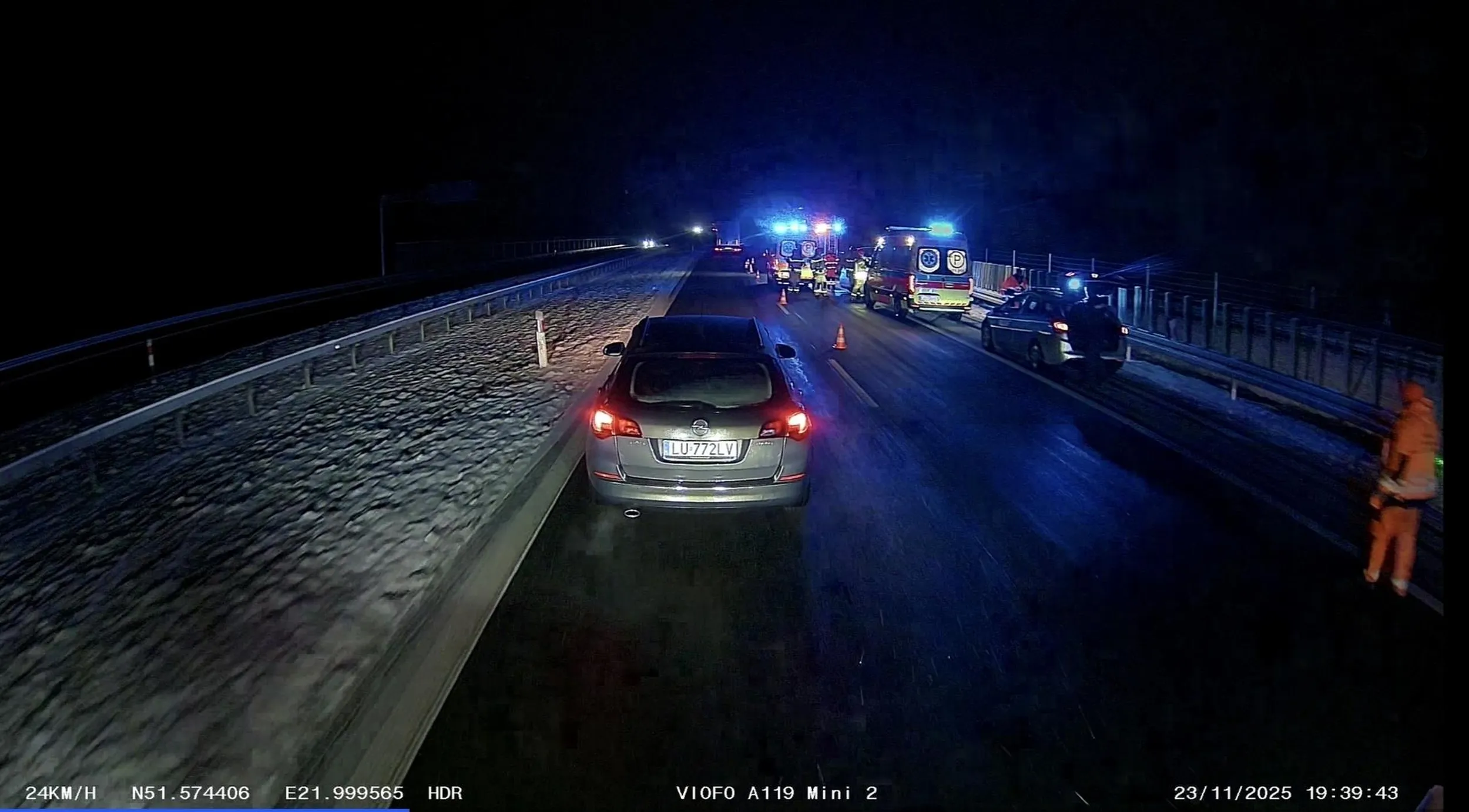 Jeżeli tak interesuje Cię czyjeś nieszczęście i koniecznie musisz zobaczyć co się wydarzyło to na przyszłość zjedź z drogi, stań na pasie awaryjnym, przejdź do wypadku i wtedy porób sobie na spokojnie zdjęcia, a nie blokujesz drogę