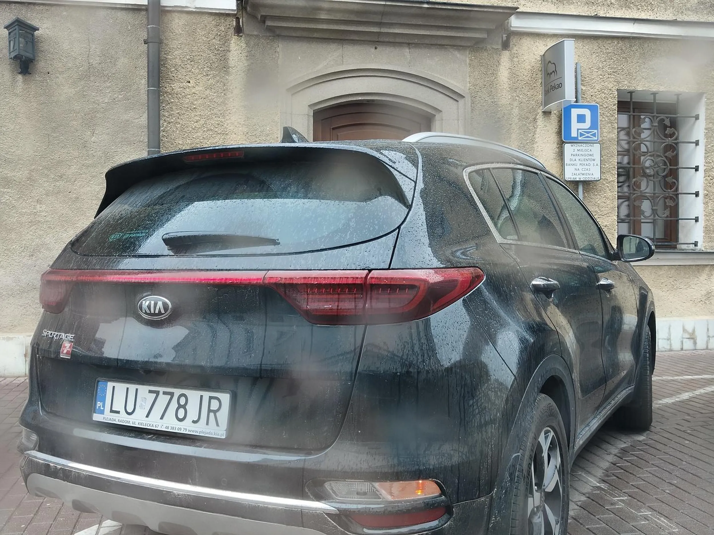 A żebyś dostał sraczki, myślisz, że jak włączysz awaryjne to możesz parkować gdzie ci się podoba?