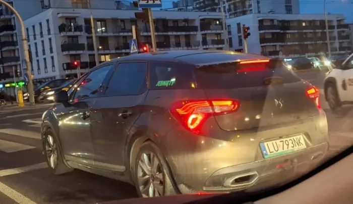 Obserwując jego styl jazdy jego podpis na samochodzie jest zgody z prawdą.