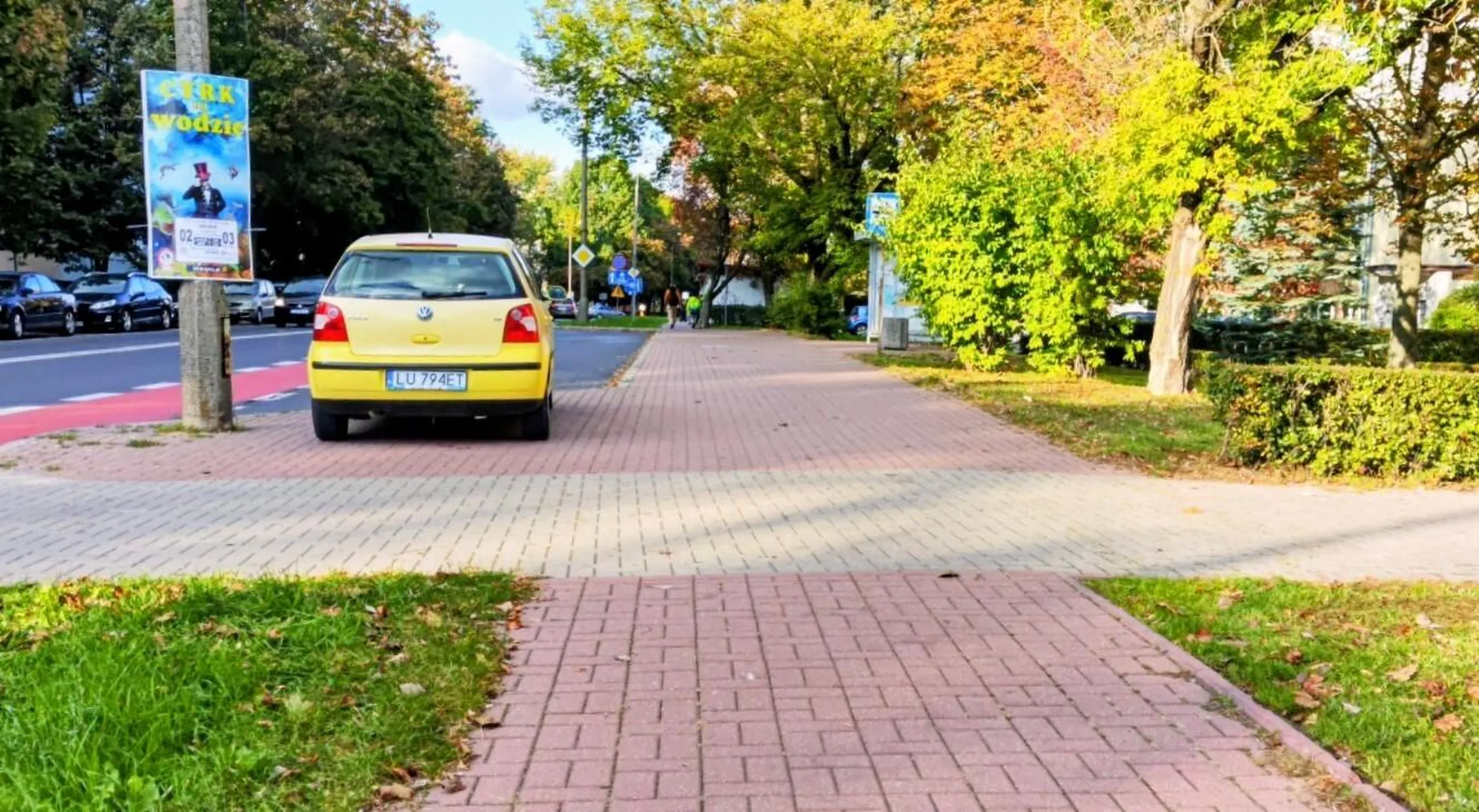 02.10.2025, Świdnik, ul. Kosynierów Żółty Volkswagen: nieprawidłowy postój na drodze dla pieszych, postój w obrębie zatoki autobusowej.