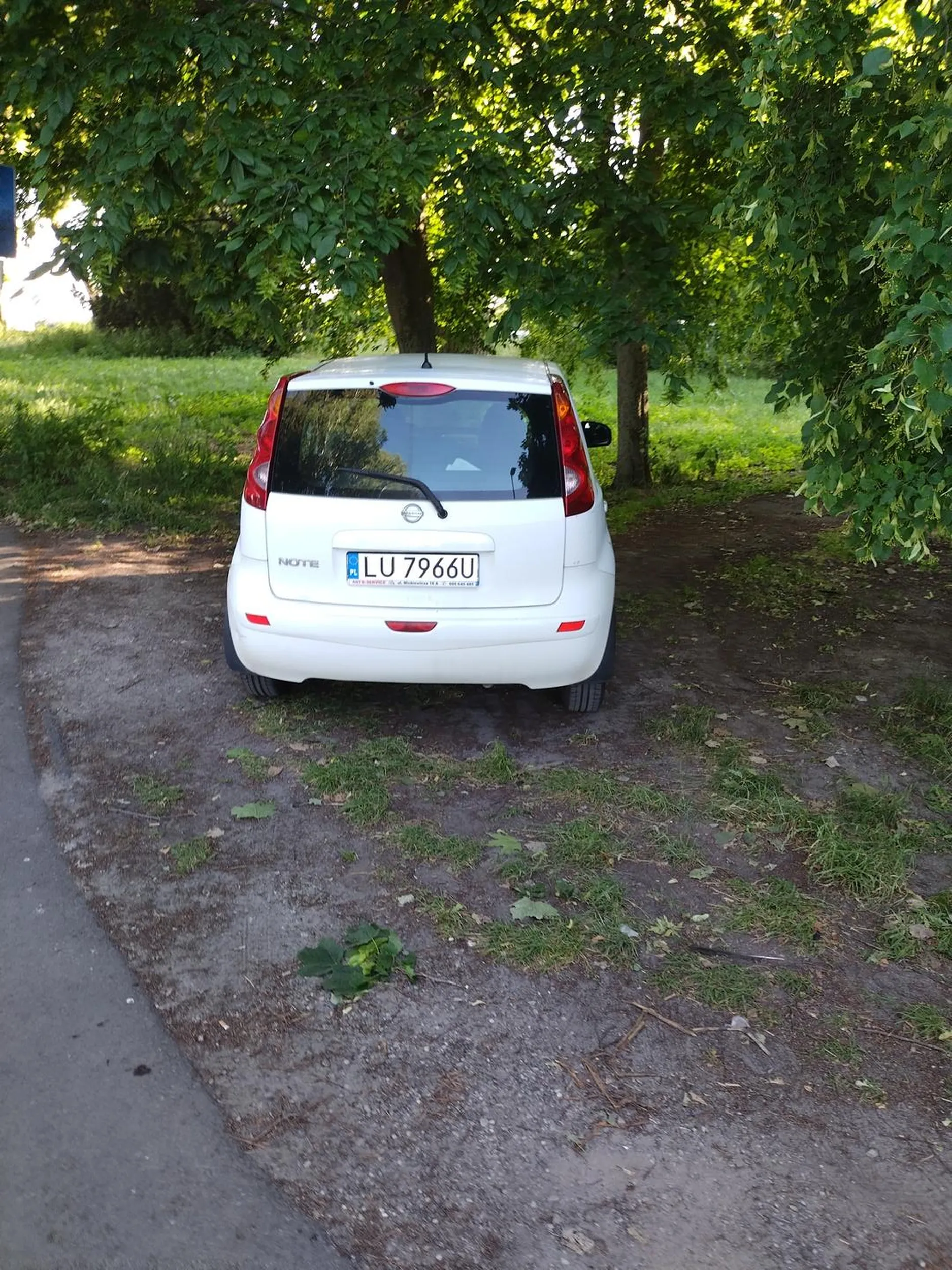 Spacer na łonie natury, ale przejść z parkingu już nie potrafi.... Lepiej zaparkować na trawniku. Co za buraki rasowe!!!