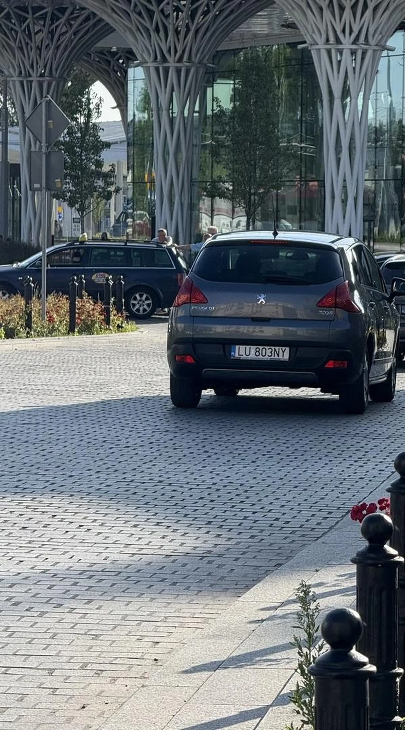 Kierowca nie zatrzymał się na przejściu dla pieszych przy dworcu na którym już znajdowała się matka z dzieckiem w wózku. Jeżeli Pani szuka pomocy proszę się odezwać jestem świadkiem post również napisany na spotted. Trzeba walczyć z takimi wariatami
