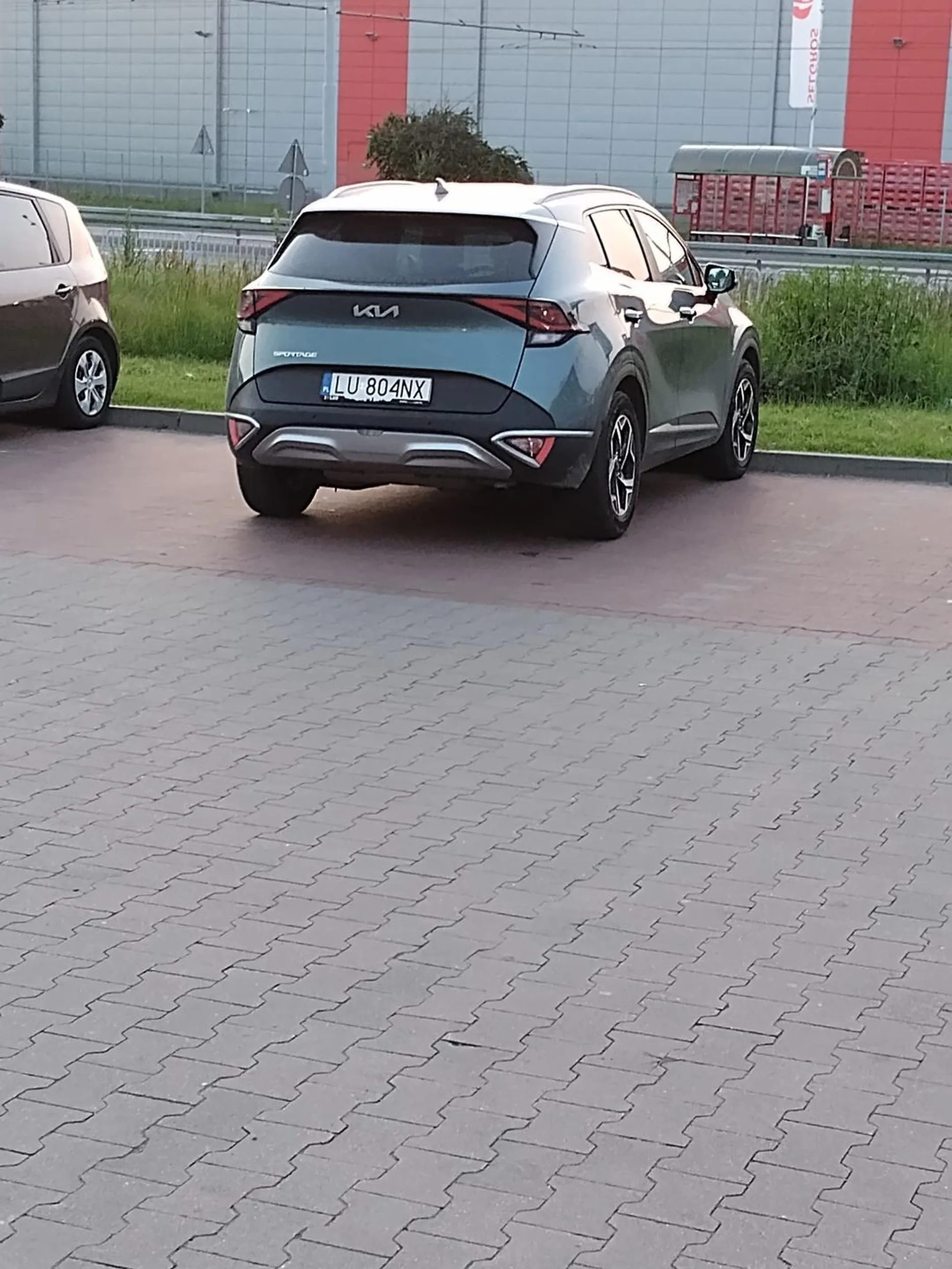 Najpierw jedzie 30 na godzinę na 50, a potem jaśnie Pan jedzie jakby nic na czerwonym na skrzyżowaniu. Myślałem że może ktoś zasłabł, może coś się stało, ale on tylko do biedronki biedak się spieszył na promocję...?