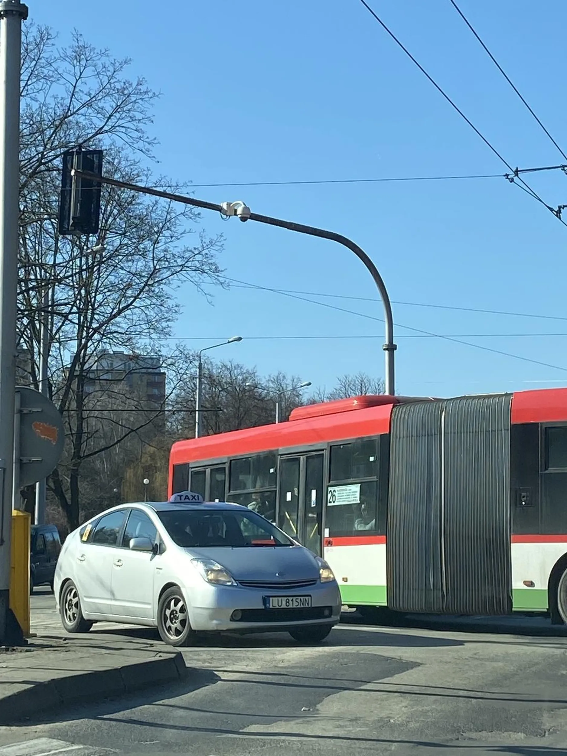 taksowkarz probowal sie wkleic do skretu w lewo na srodku skrzyzowania generujac utrudnienia w ruchu oraz niebezpieczeństwo na drodze. Prawko z paczki chipsow.