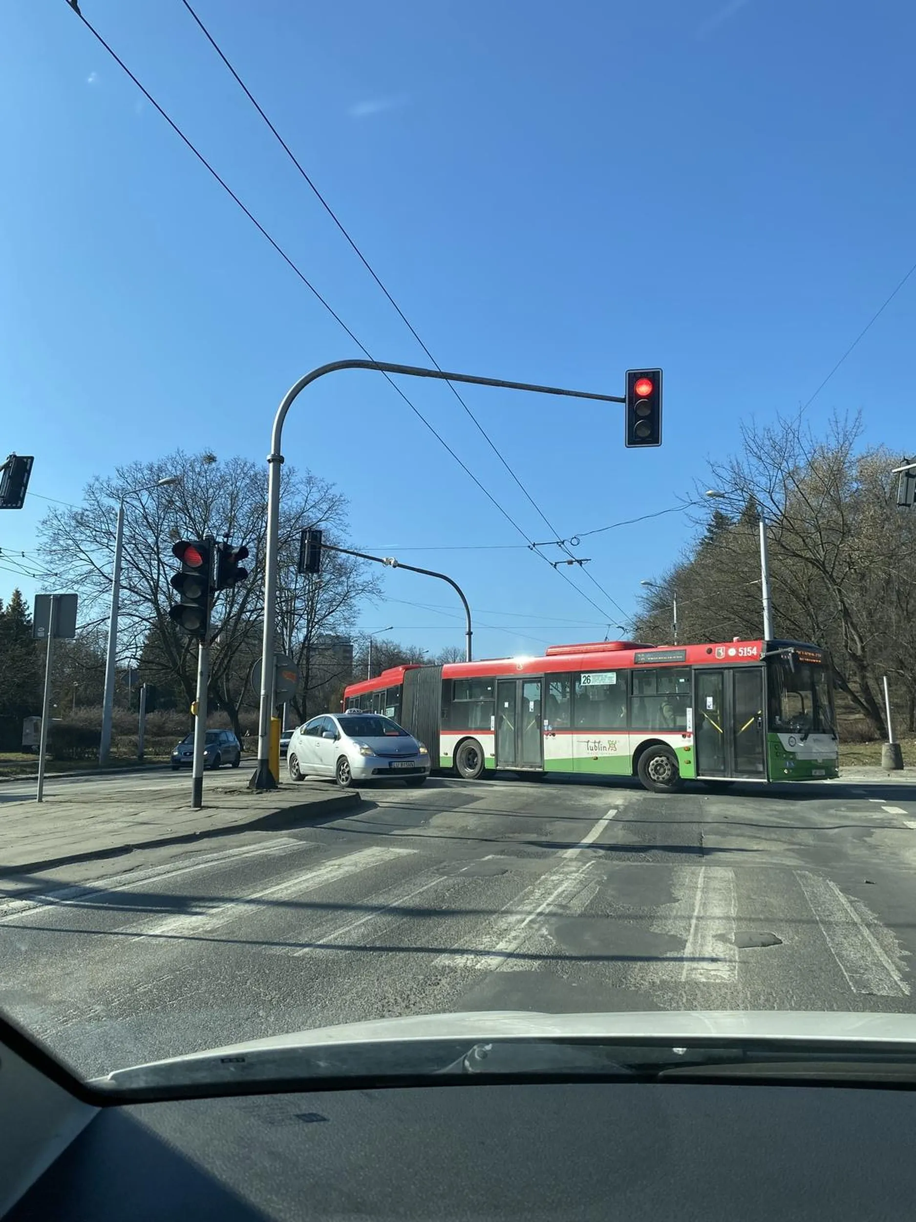 taksowkarz probowal sie wkleic do skretu w lewo na srodku skrzyzowania generujac utrudnienia w ruchu oraz niebezpieczeństwo na drodze. Prawko z paczki chipsow.