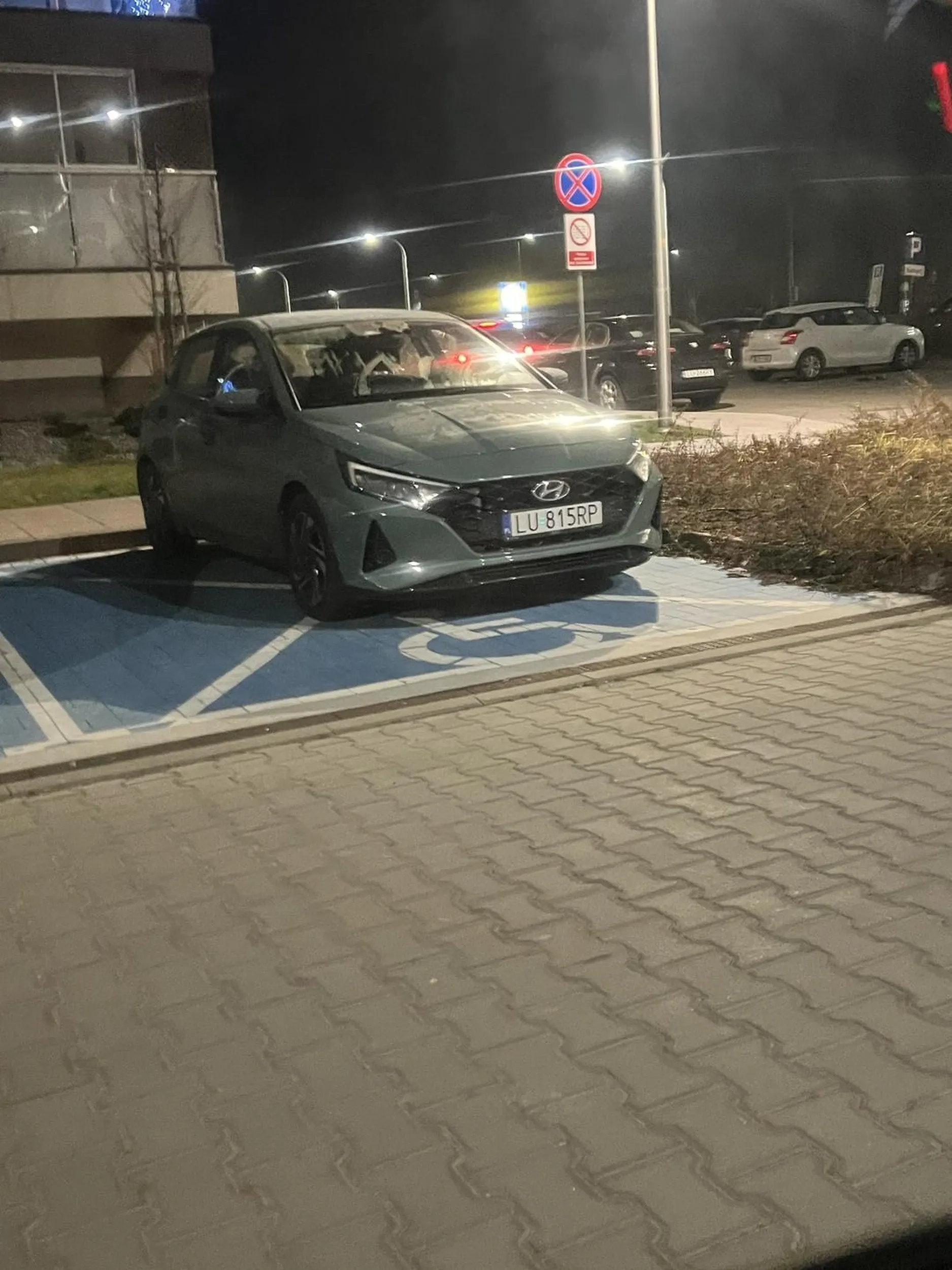 Parkuje w  miejscach niedozwolonych ! Prawdziwy Inwalida  z prawem jazdy  za jajka  !