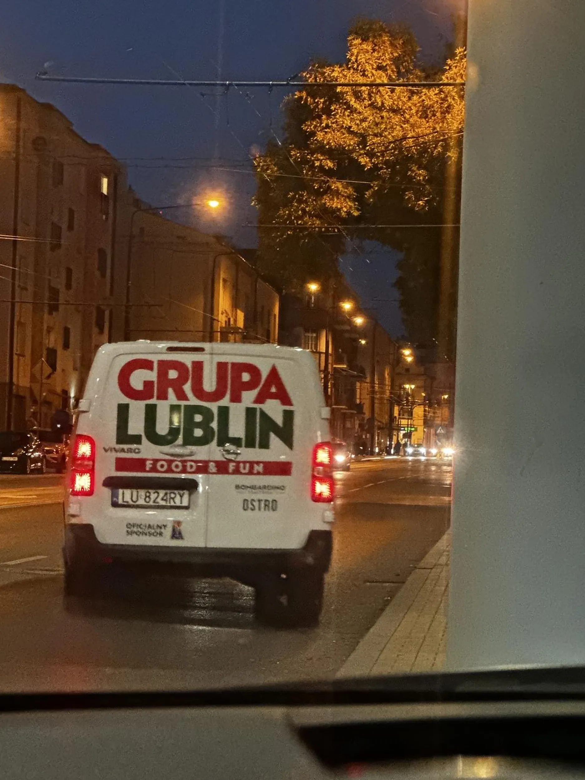 Auto BOMBARDINO /OSTRO notorycznie parkuje na chodniku przy poczcie na ulicy Narutowicza 80A. Zrobił sobie parking z chodnika. Stoi tutaj codziennie nawet w weekendy, sprawa zgłoszona do straży miejskiej.