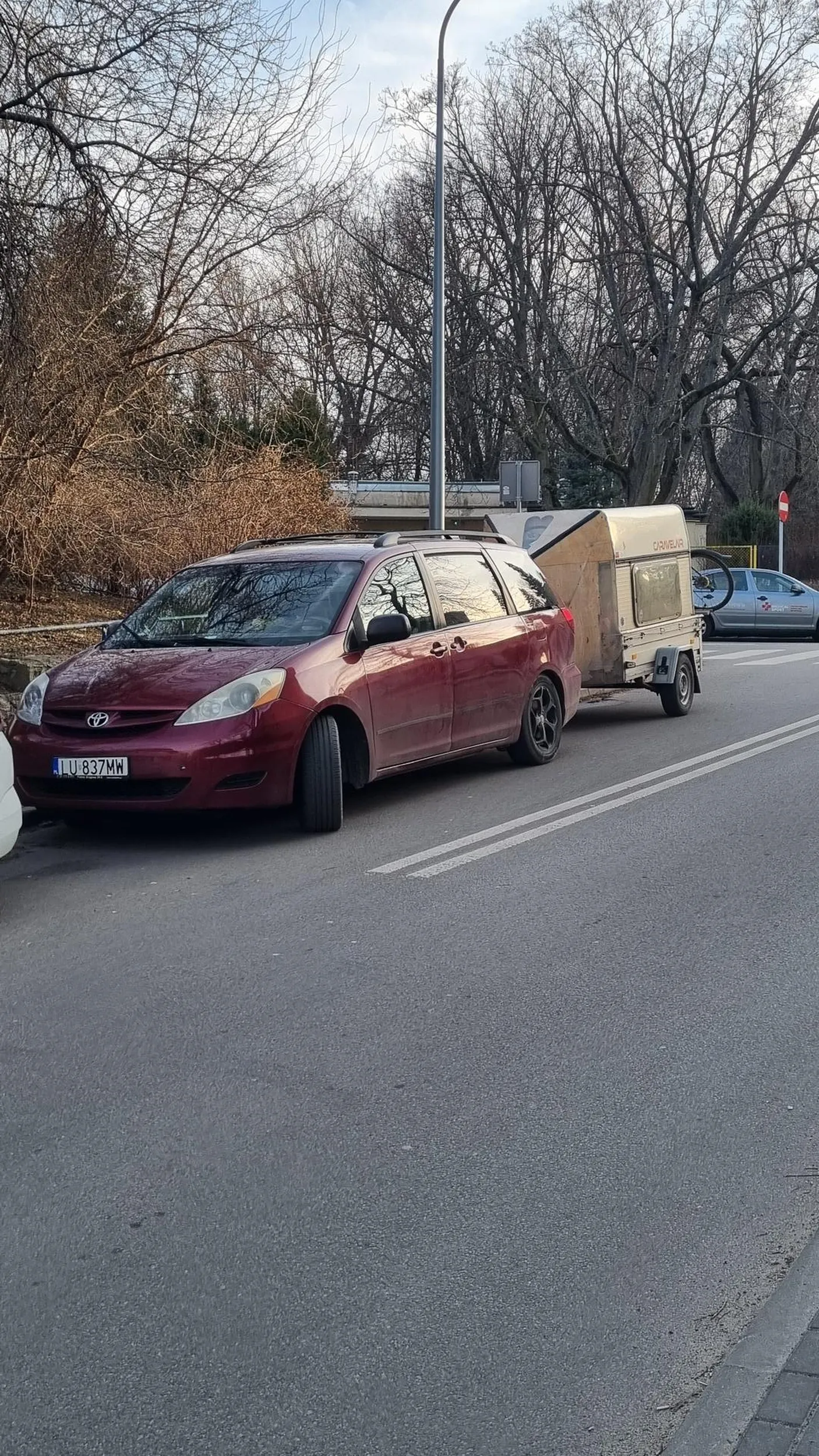 Kierowca parkuje na zakazie przed przejściem blokując widoczność