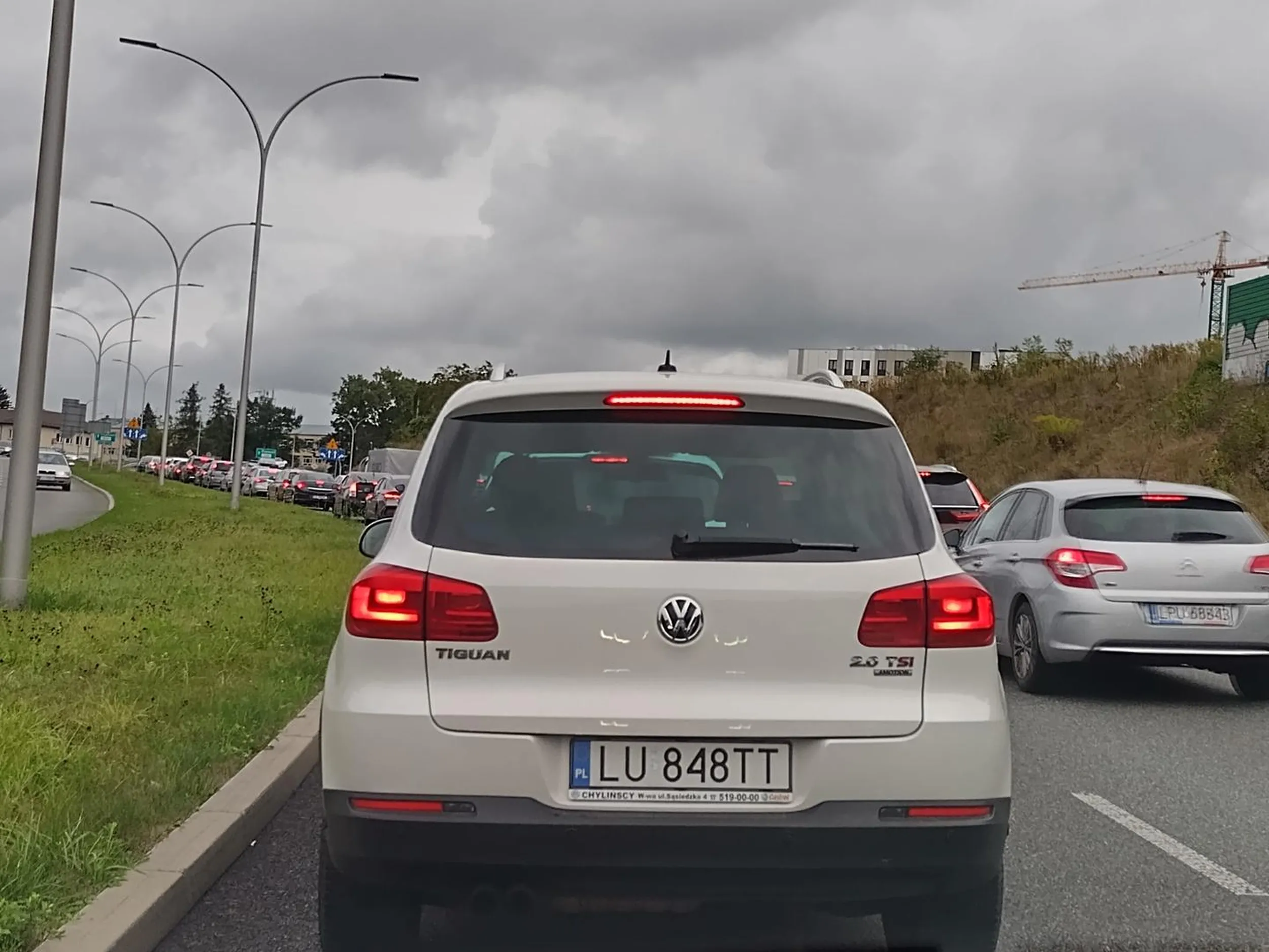 Człowieku, czy ty naprawdę nie widzisz jaka chmurę dymu zostawiasz? Piłujesz tego gruza a on tylko spala olej! Zrób remont silnika i nie truj innych!!! Przecież ciebie nie stać na samochód. Ps. Zobacz jaką masz okopconą rurę i zderzak!! I nie wpychaj się przed innych!!