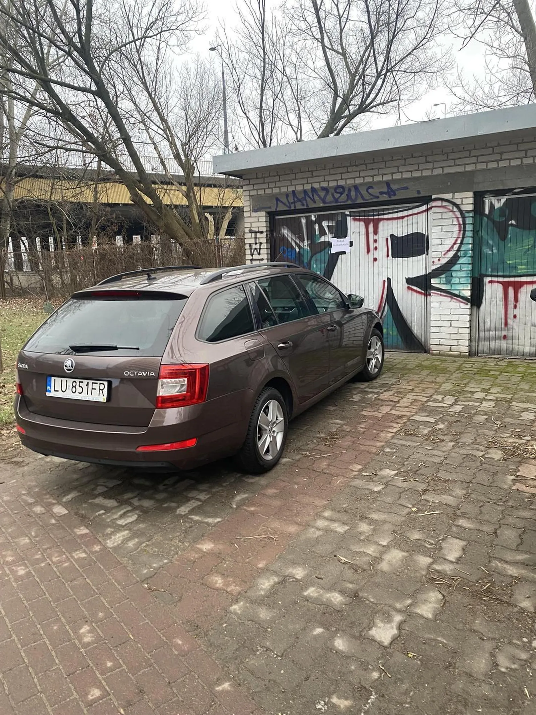 Zastawia garaże i parkuje na zakazach.