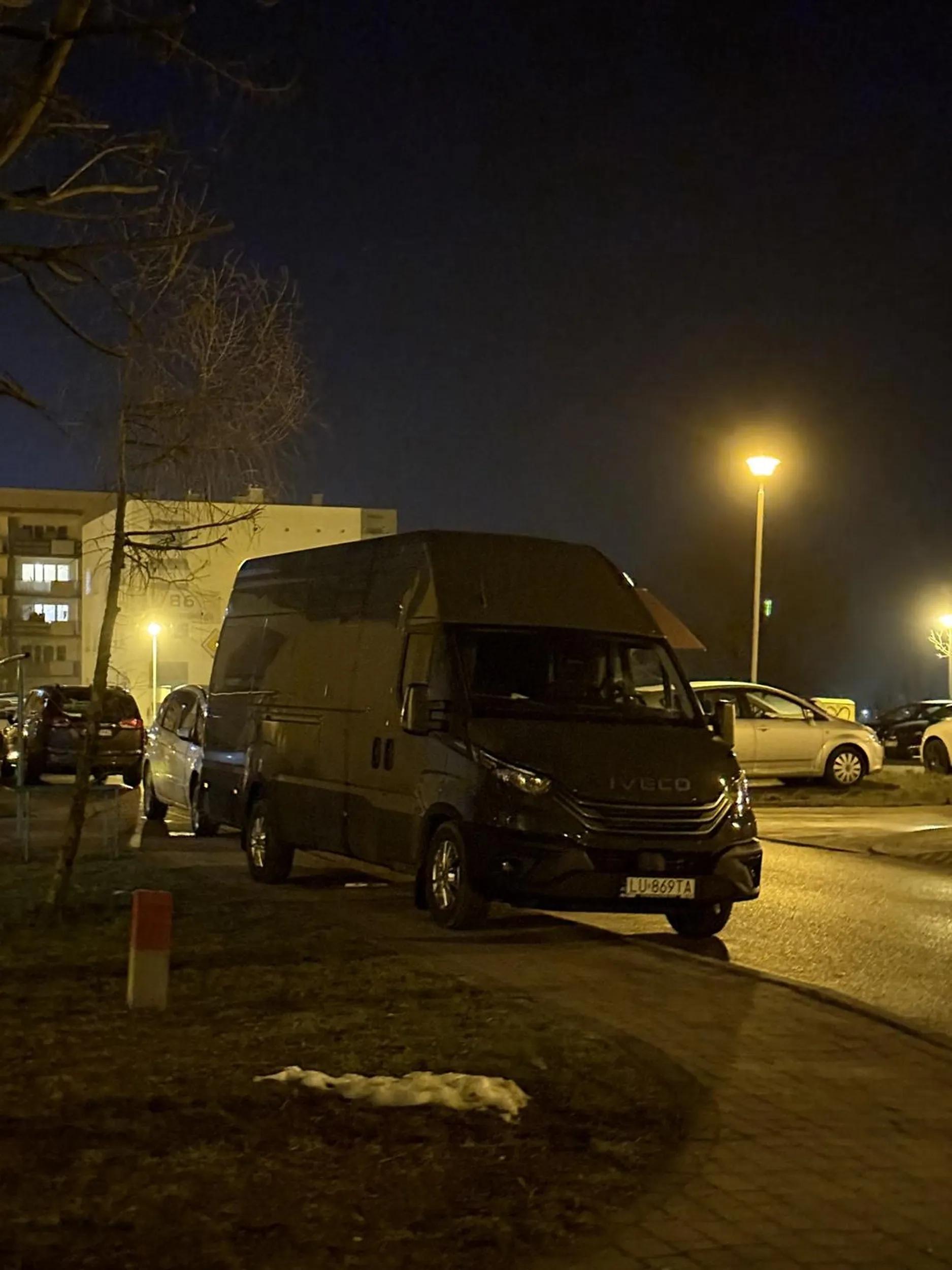 Naucz się parkować albo auto na mniejsze zmień. 1,5m chodnika ma zostać a po twoich manewrach nie ma nawet pół metra. Stawiasz na dwóch miejscach parkingowych pod blokiem, nie nauczyli cię ani parkować ani przepisów. Zacznę w końcu dzwonić na policję i będziesz mandaciki płacić za brak umiejętności parkowania. Notorycznie się to powtarza, że stajesz jak (…) na tym parkingu.