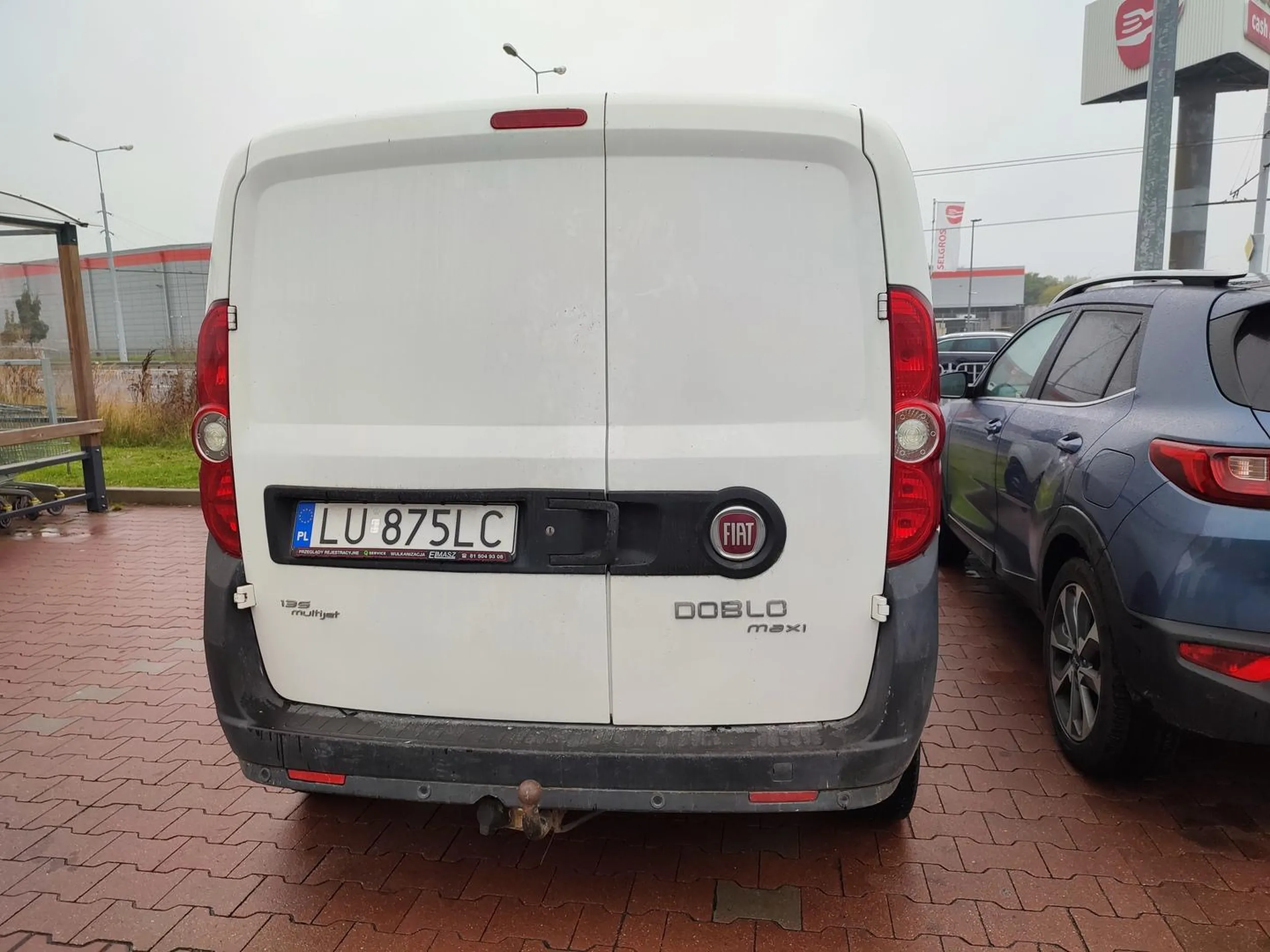 Parking pusty, ale trzeba innych zablokować, uniemożliwiają wejście od strony kierowcy.