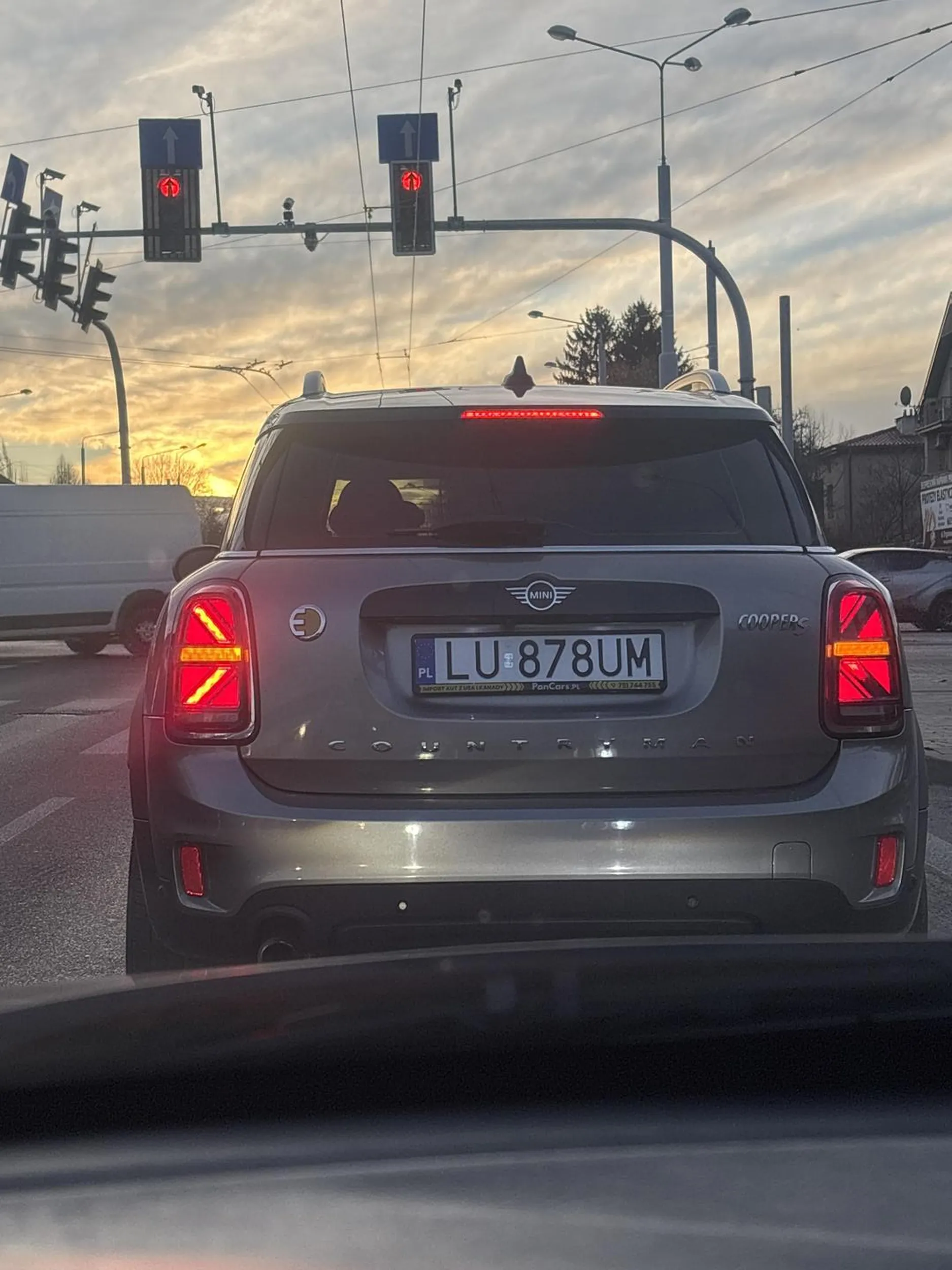 Nie zatrzymujemy się w ostatniej chwili jak zapala się żółte bo ktoś z tyłu może uderzyć w ciebie z tyłu ? nie pozdrawiam