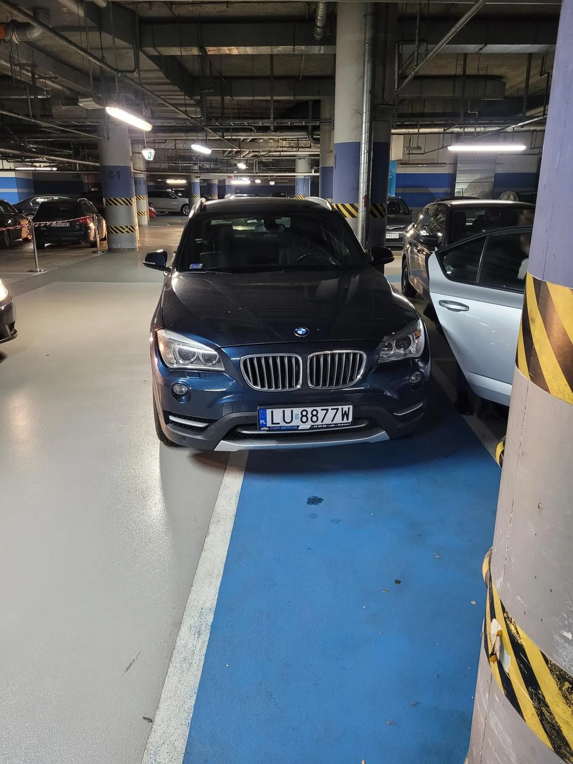 Pani zaparkowała blokując pas ruchu na parkingu Galeria Plaza Lublin 10.11.2025