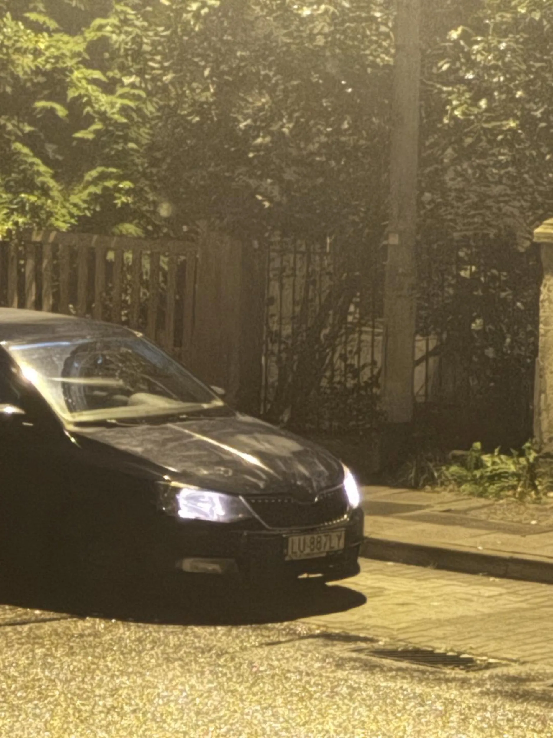 stoi w nocy pod blokiem i budzi wszystkich muzyką, gdy się zwraca uwagę to nie dociera