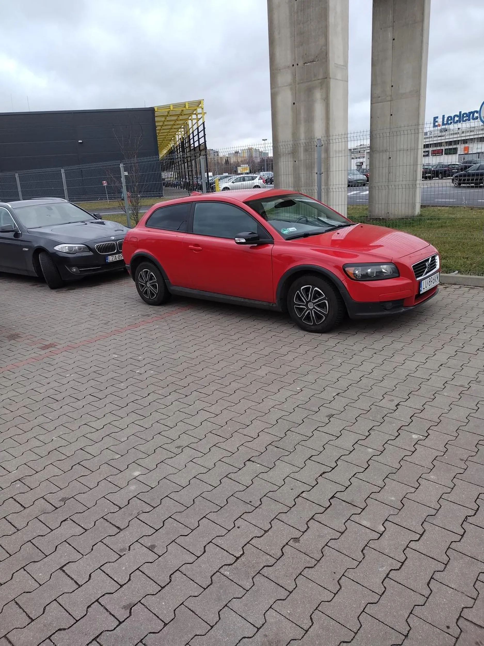 Bo parkować to też trzeba umieć. A ten szofer lepiej nie odda prawko!!!