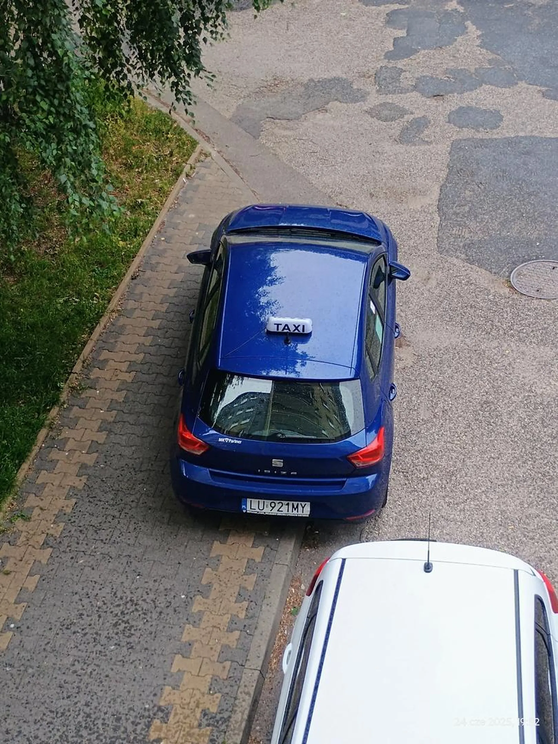 Zaparkował na chodniku, zostawiając pół metra miejsca. I to w miejscu JEDYNEGO obniżenia krawężnika na tym chodniku. A właśnie tam przemieszczają się osoby niepełnosprawne tutaj mieszkające. Poruszające się na wózkach. Czyli zatarasował im drogę. Zero wyobraźni. Zero myślenia? Chyba tak, bo jeszcze na oczach całego wieżowca popruł w okoliczne krzaki zrobić tzw czynność fizjologiczną. Także taka krótka informacja: publiczny kibel niech jest gdzie indziej. A, no przecież - trzeba tam zapłacić 2 złote...