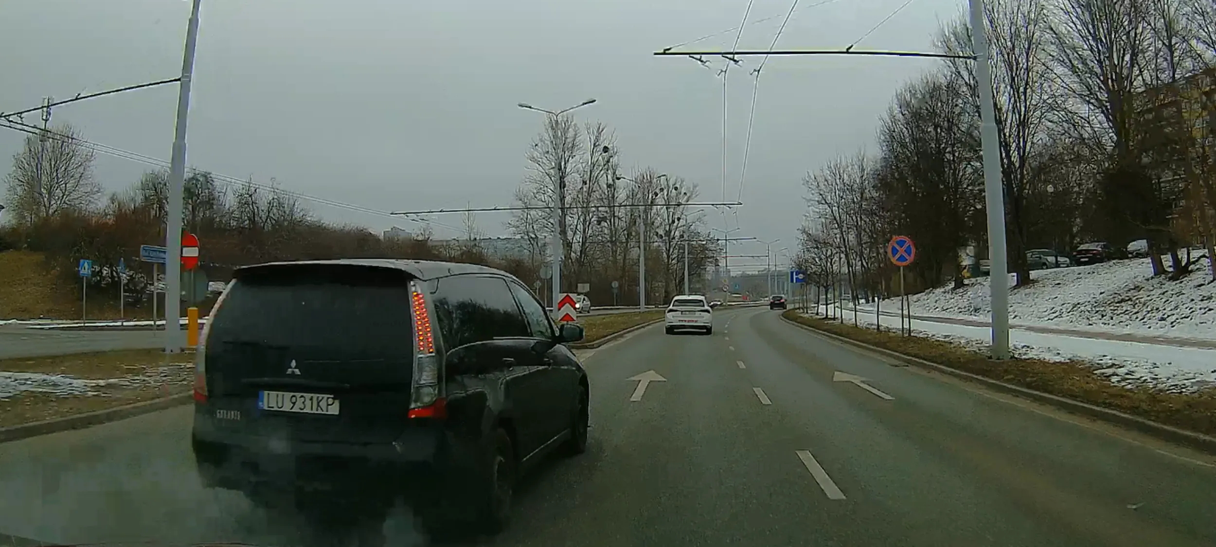 Kierowca to psychol!! Wymusił dziś pierwszeństwo na mnie, kierunkowskazy nie działają. wyprzedza na przejściu dla pieszych i urządził sobie wyścigi z Oplem!!!!