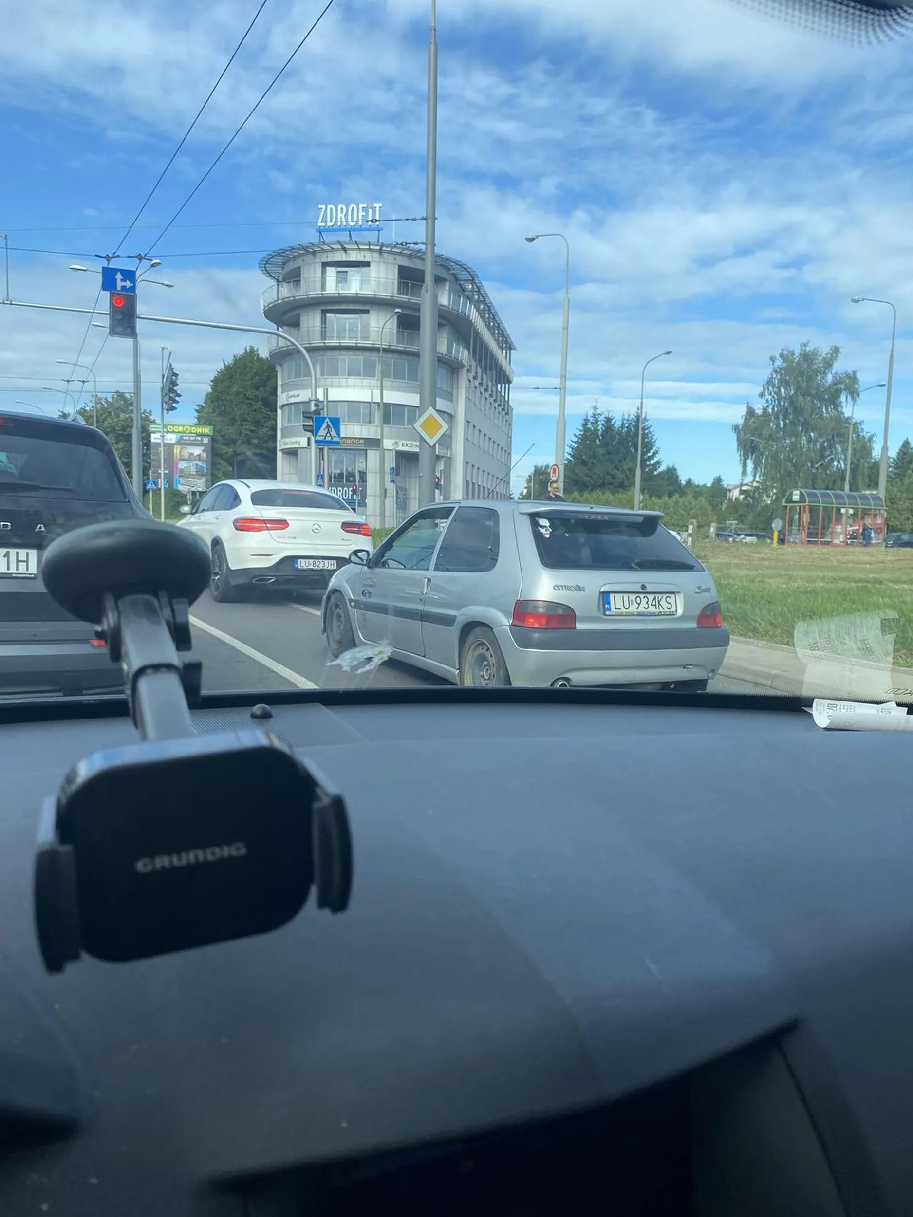 Pan wyrzuca śmieci przez okno. Śmieciarz!