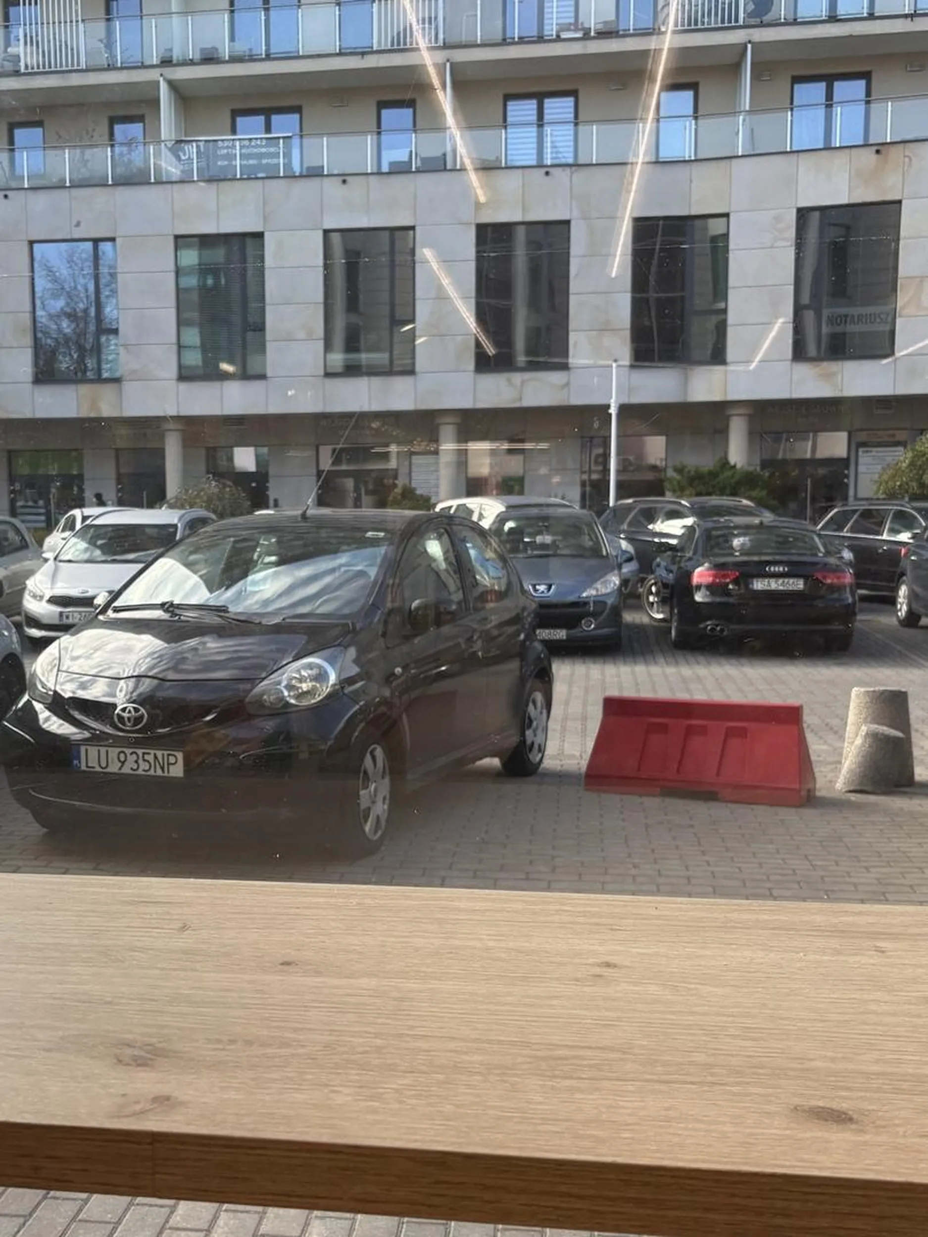 Kierowco z toyoty wystarczy na logikę.Stoi pachołek to nie wjeżdżasz to miejsce na dostawy bez powodu nie jest zastawione. Nie ma miejsca to szukasz do skutku, a nie przeszkadzasz dostawcom