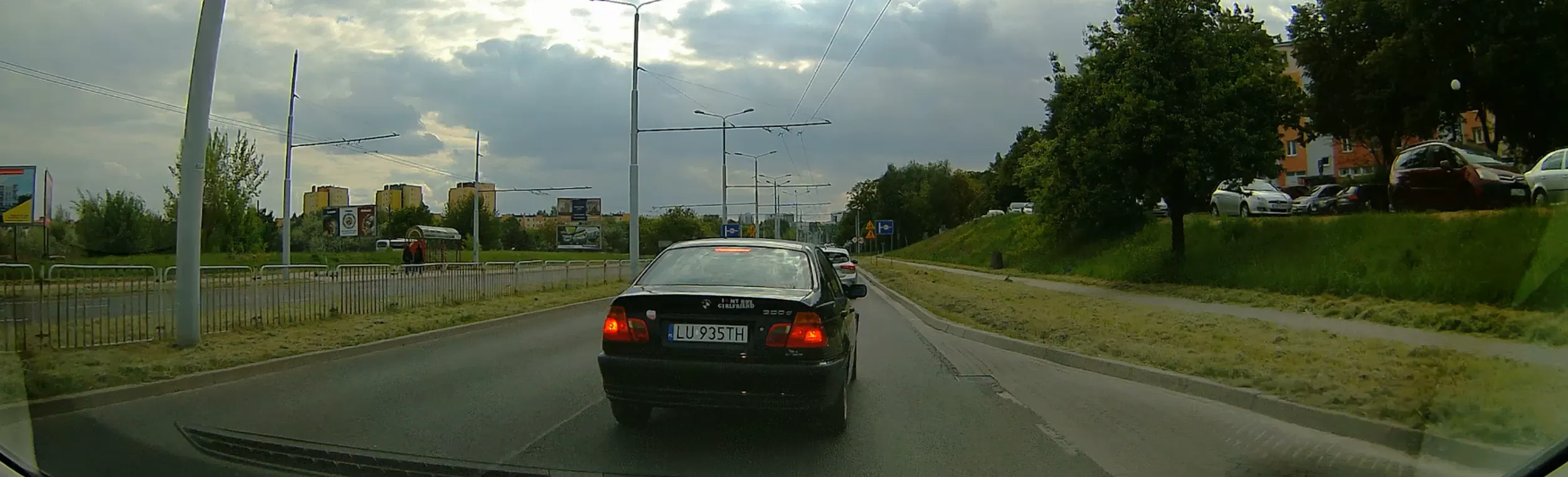 Kierowca zjeb! Wymusza pierwszeństwo a potem pokazuje środkowy palec!!! Polecam nauczyć się kultury, nauczyć kodeksu drogowego a potem wyjeżdzać na drogi!!!! A palec wsadź sobie w swój tłusty tyłek!!!!