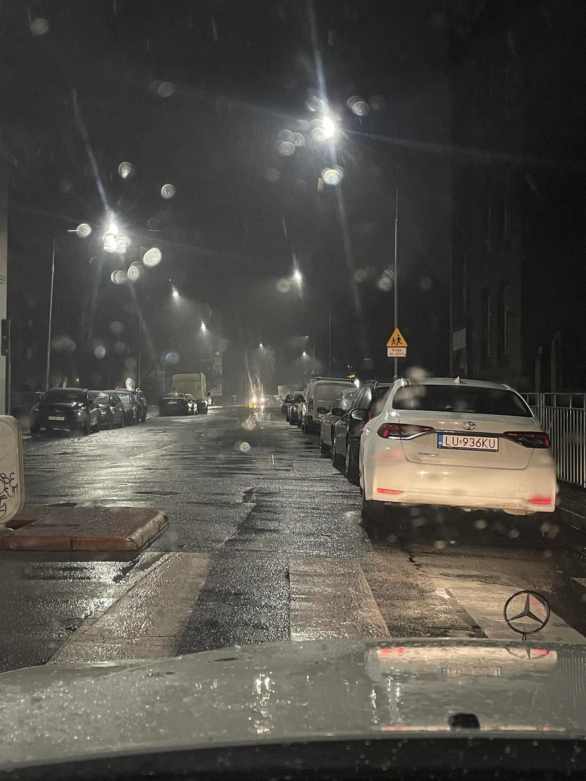 Zaparkował tak, że żeby przejechać trzeba było wyjechać pod prąd