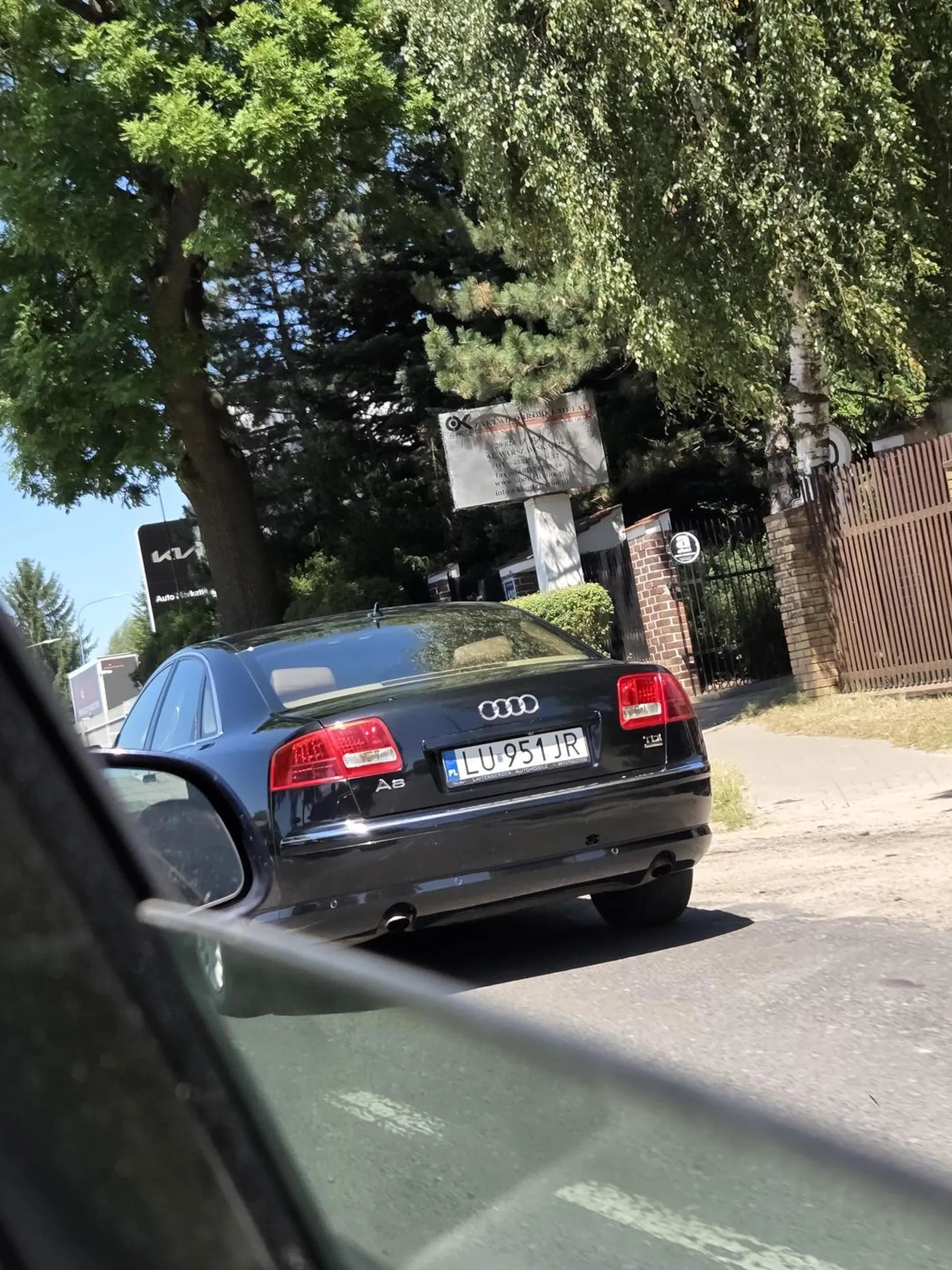 Jedzie jedzie 160km na godzinę prawym pasem uważać pirat drogowy