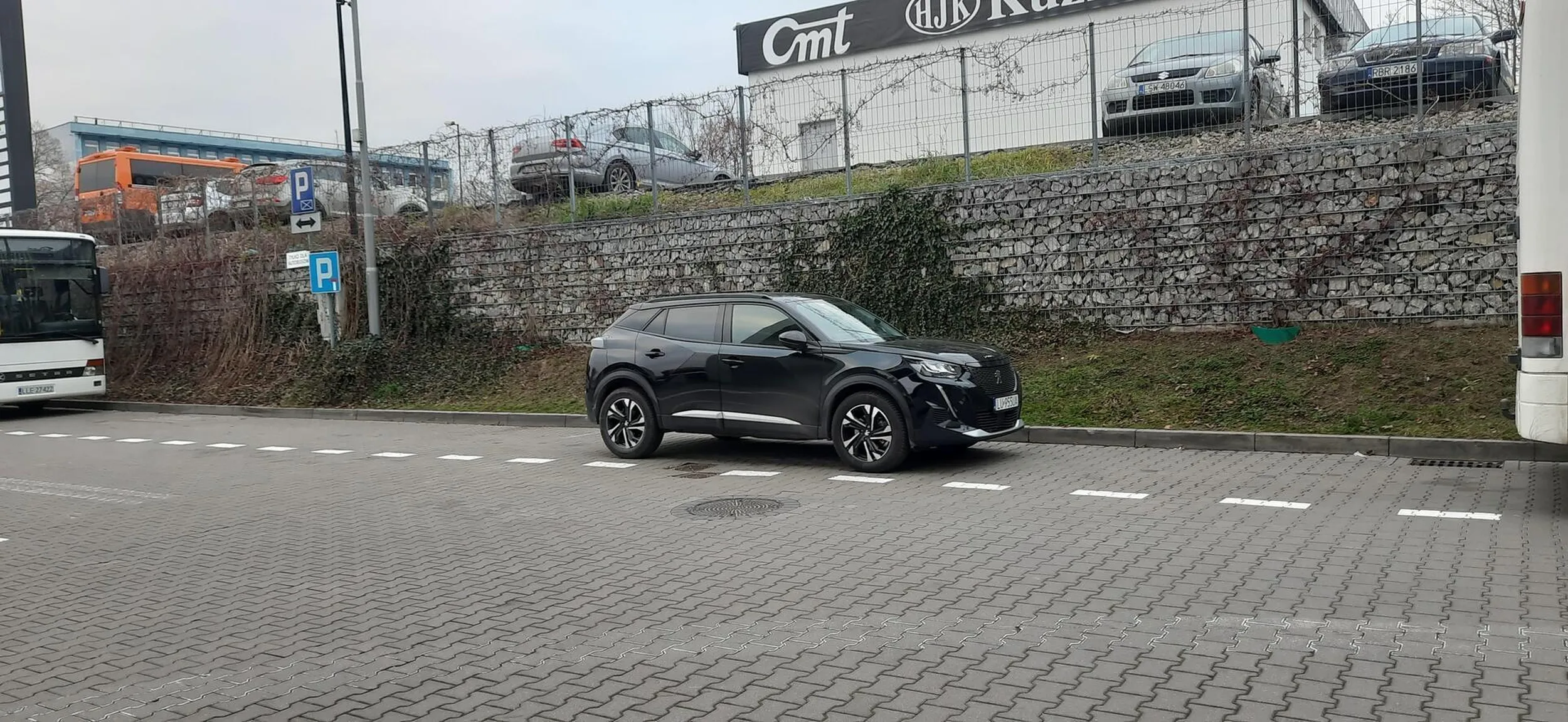 Parkowanie na parkingu "Tylko dla autobusów" Galeria Olimp