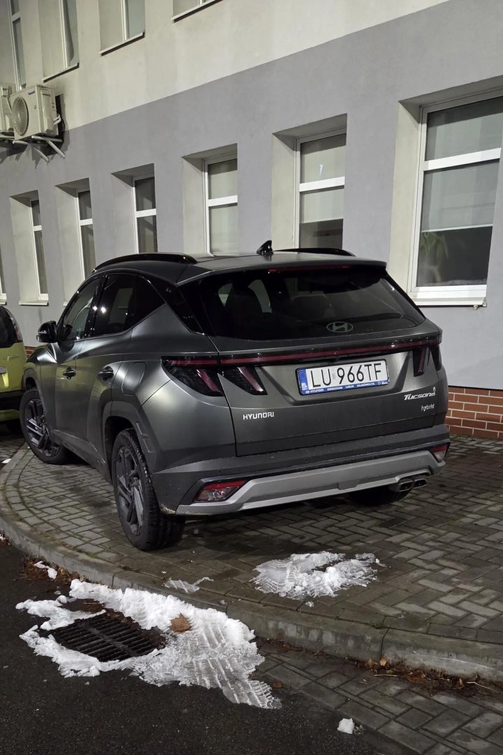 Parkowanie na chodniku przeznaczonym dla pieszych w strefie zamieszkania , następnym razem będzie  zgłoszony i tak do skutku , nie pozdrawiam .